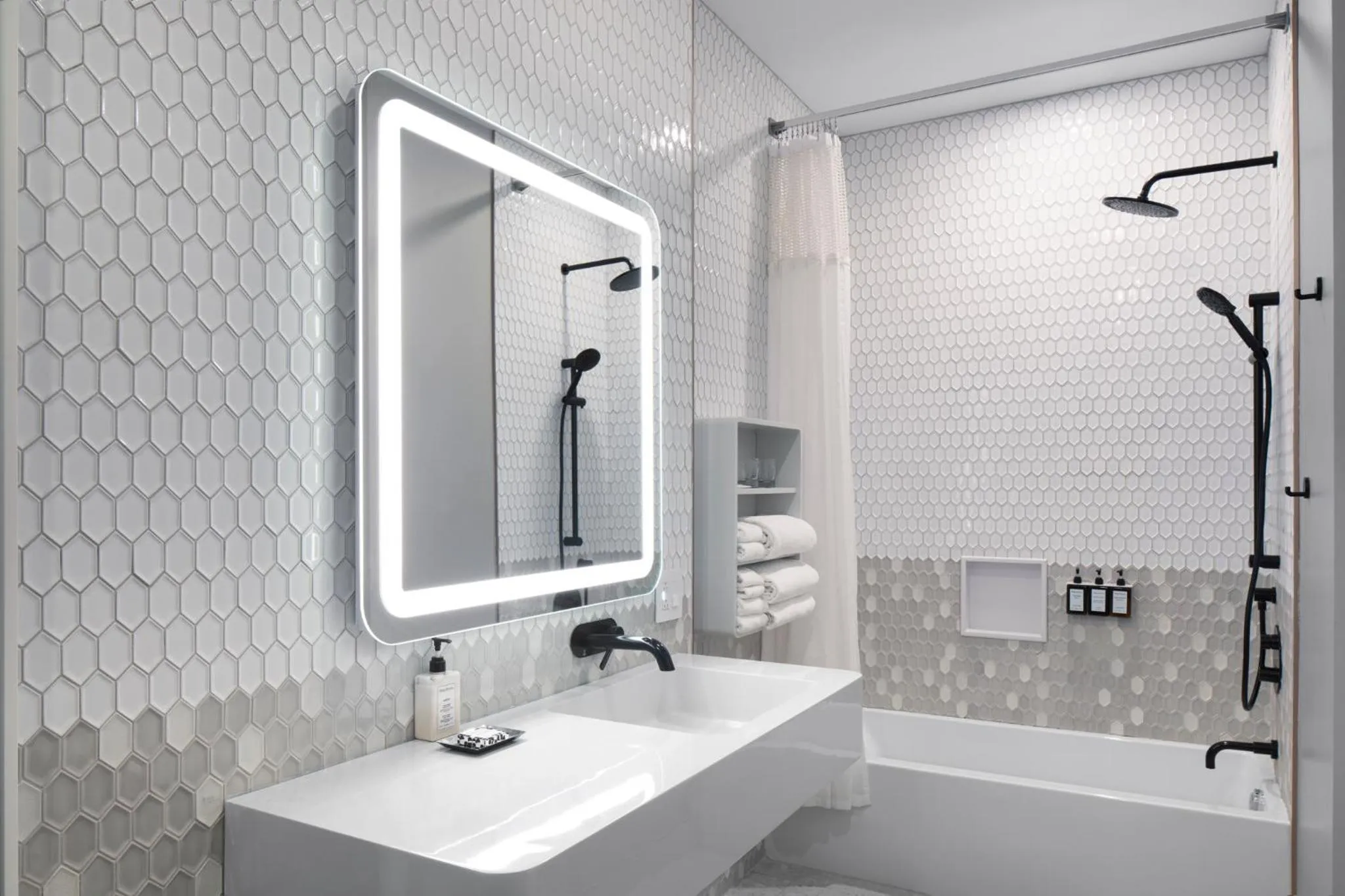 Shower in Hôtel Le Germain Montréal