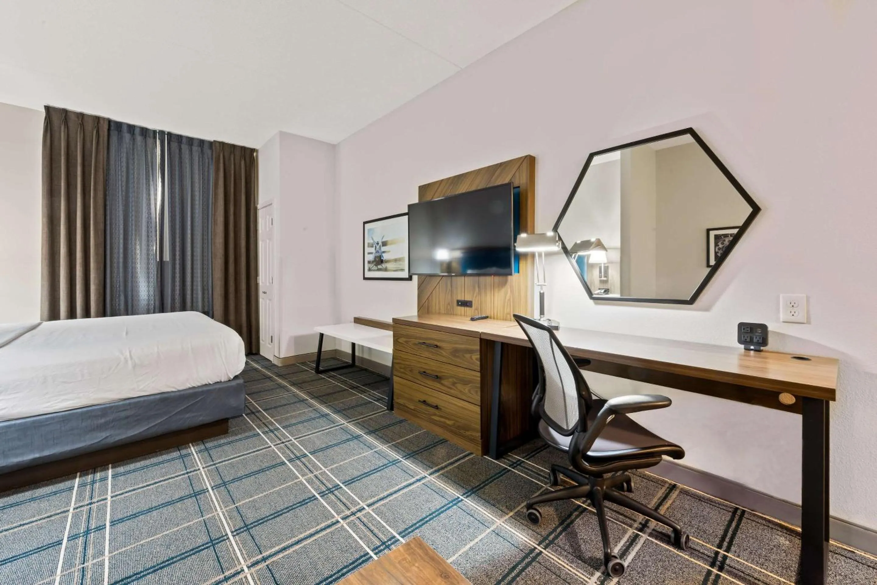 Bedroom, Bed in Comfort Suites Newport News Airport