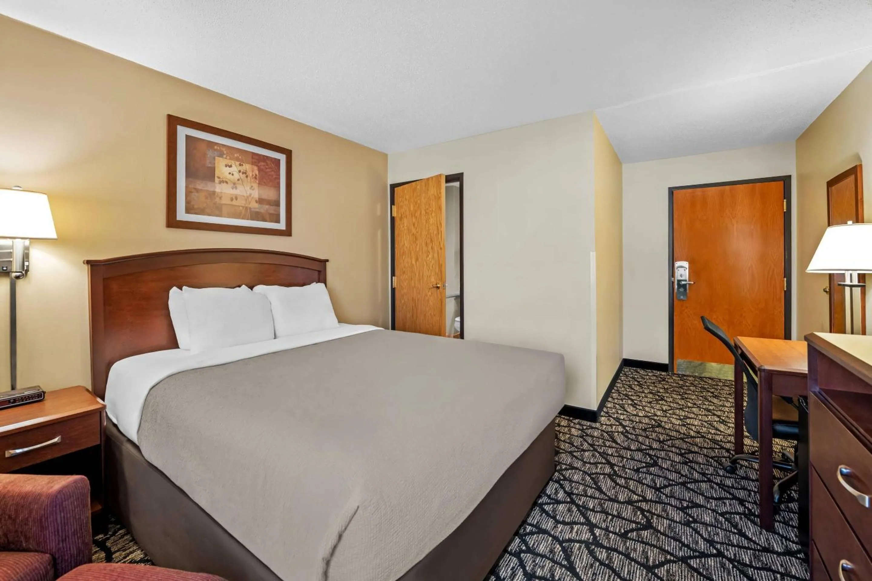 Bedroom, Bed in Quality Inn La Crosse North