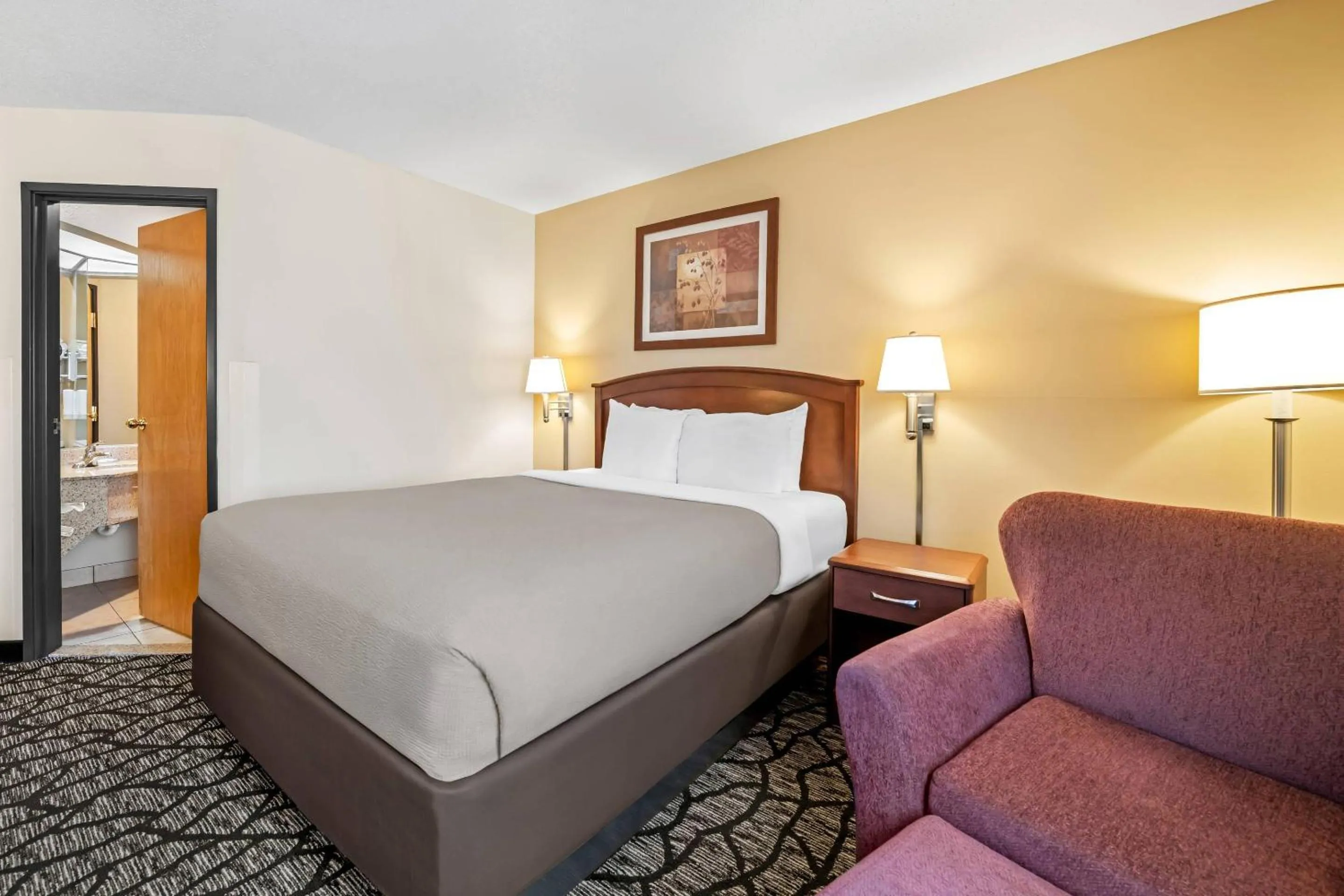 Bedroom, Bed in Quality Inn La Crosse North