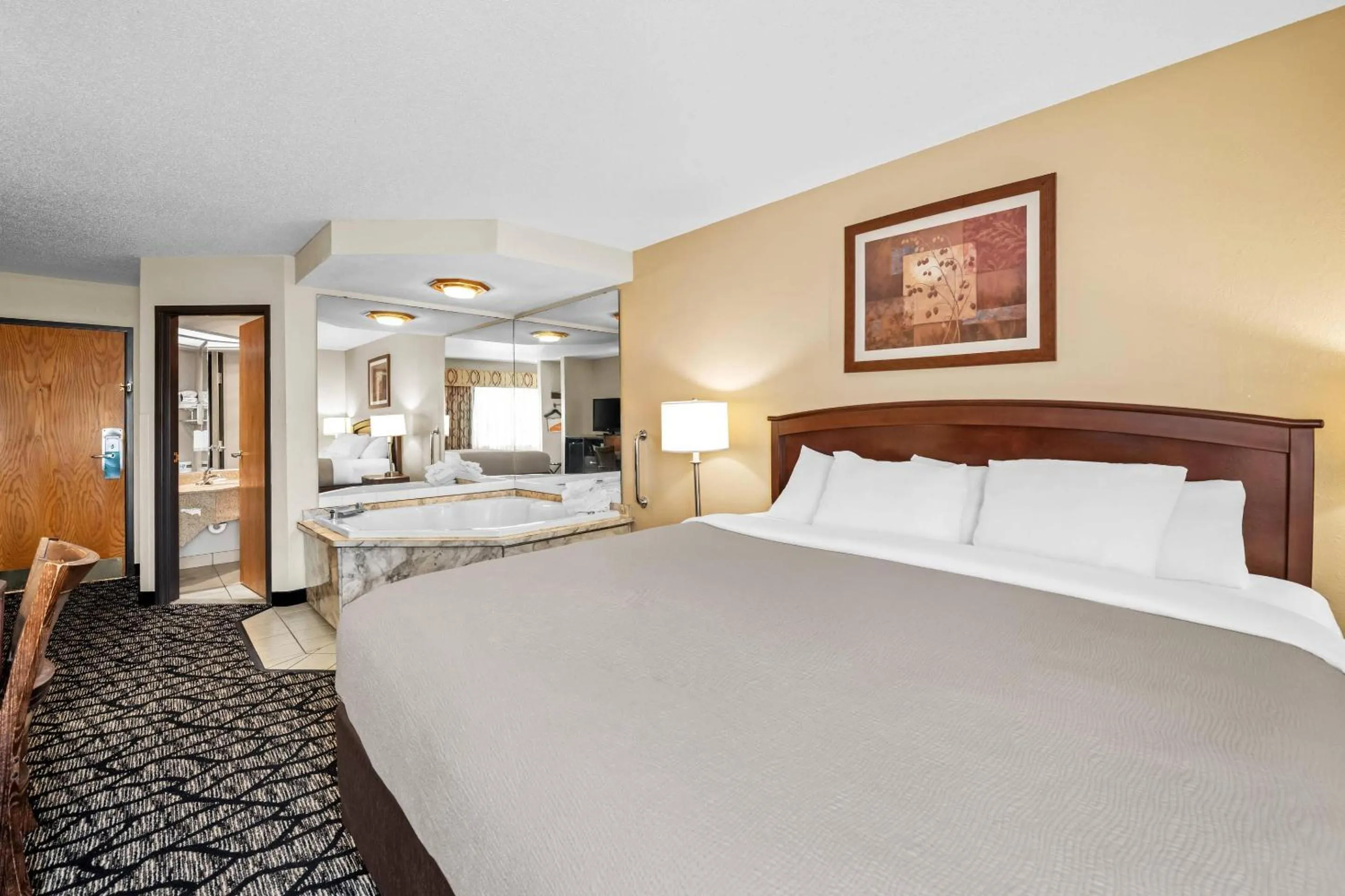 Bedroom, Bed in Quality Inn La Crosse North