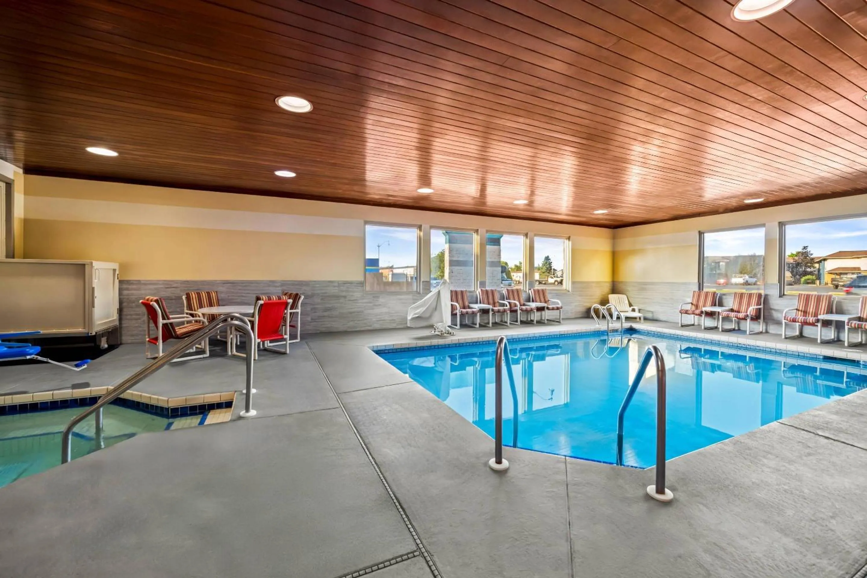 Swimming pool in Quality Inn La Crosse North