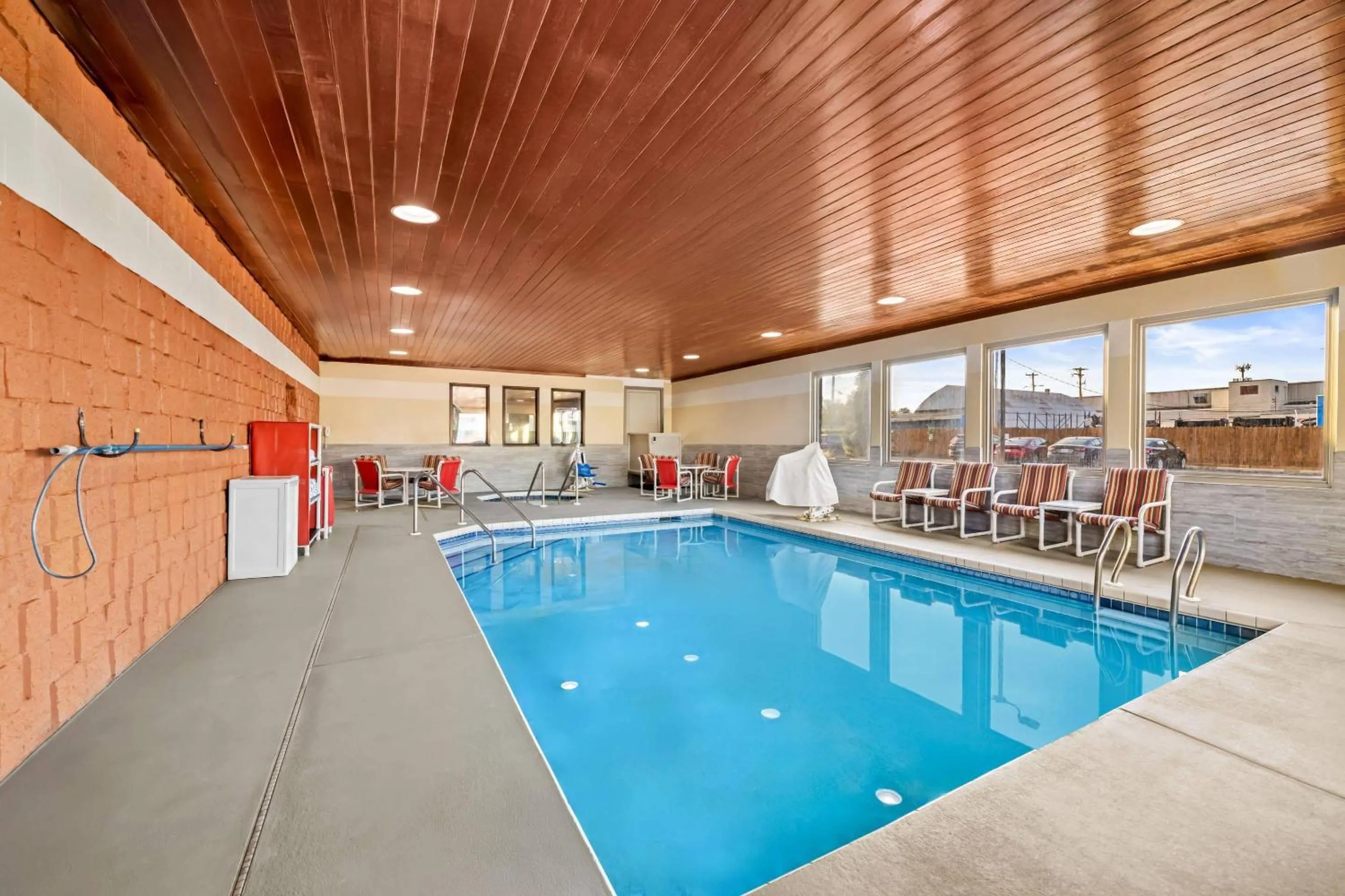 Swimming pool in Quality Inn La Crosse North