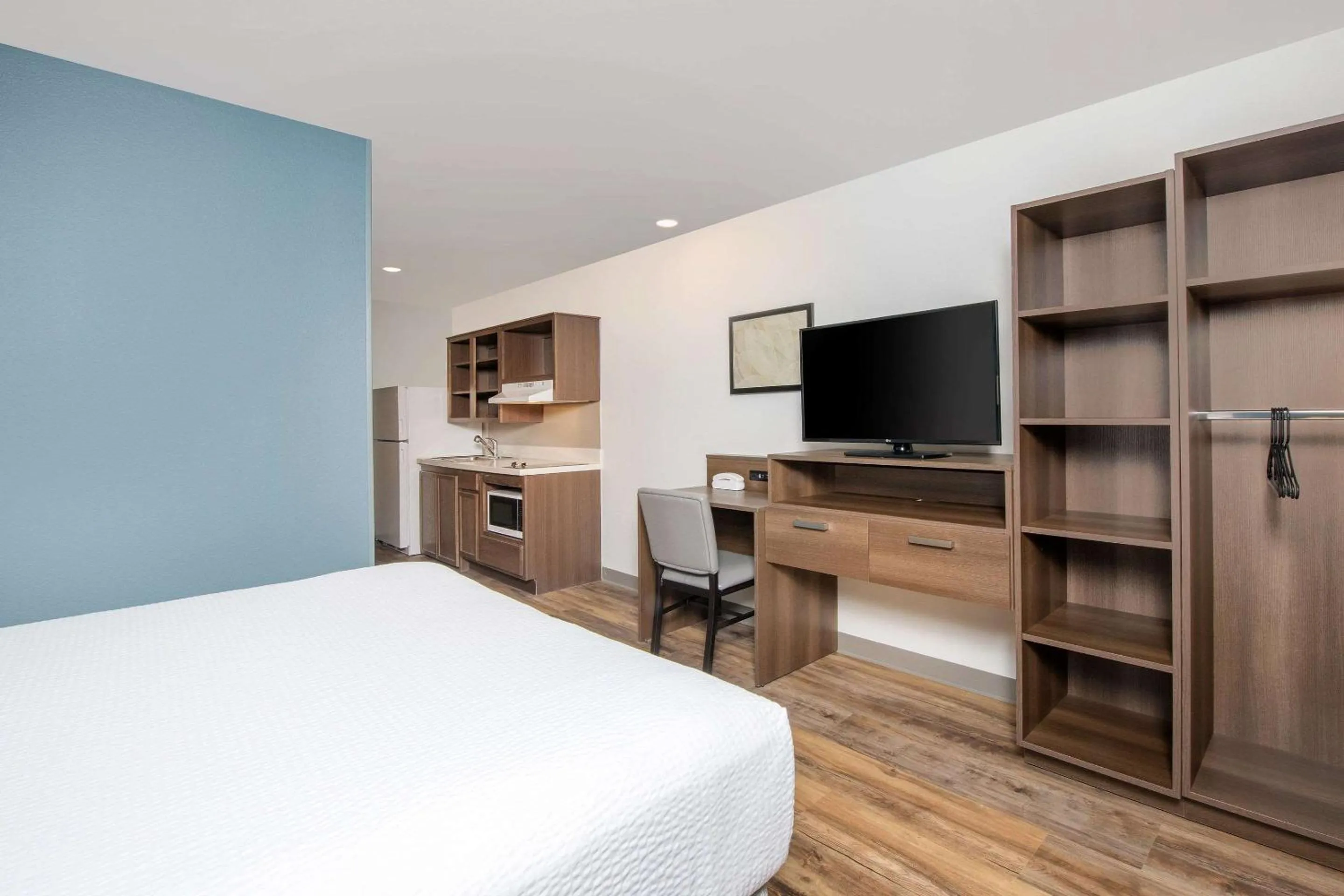 Bedroom, Bed in WoodSpring Suites Savannah Pooler