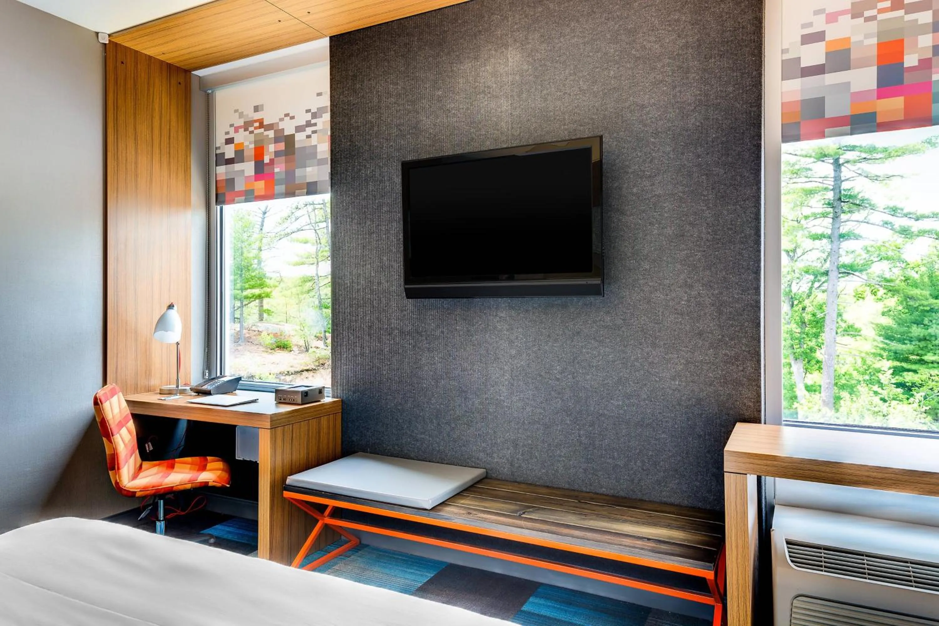 Photo of the whole room, Bed in Aloft Lexington