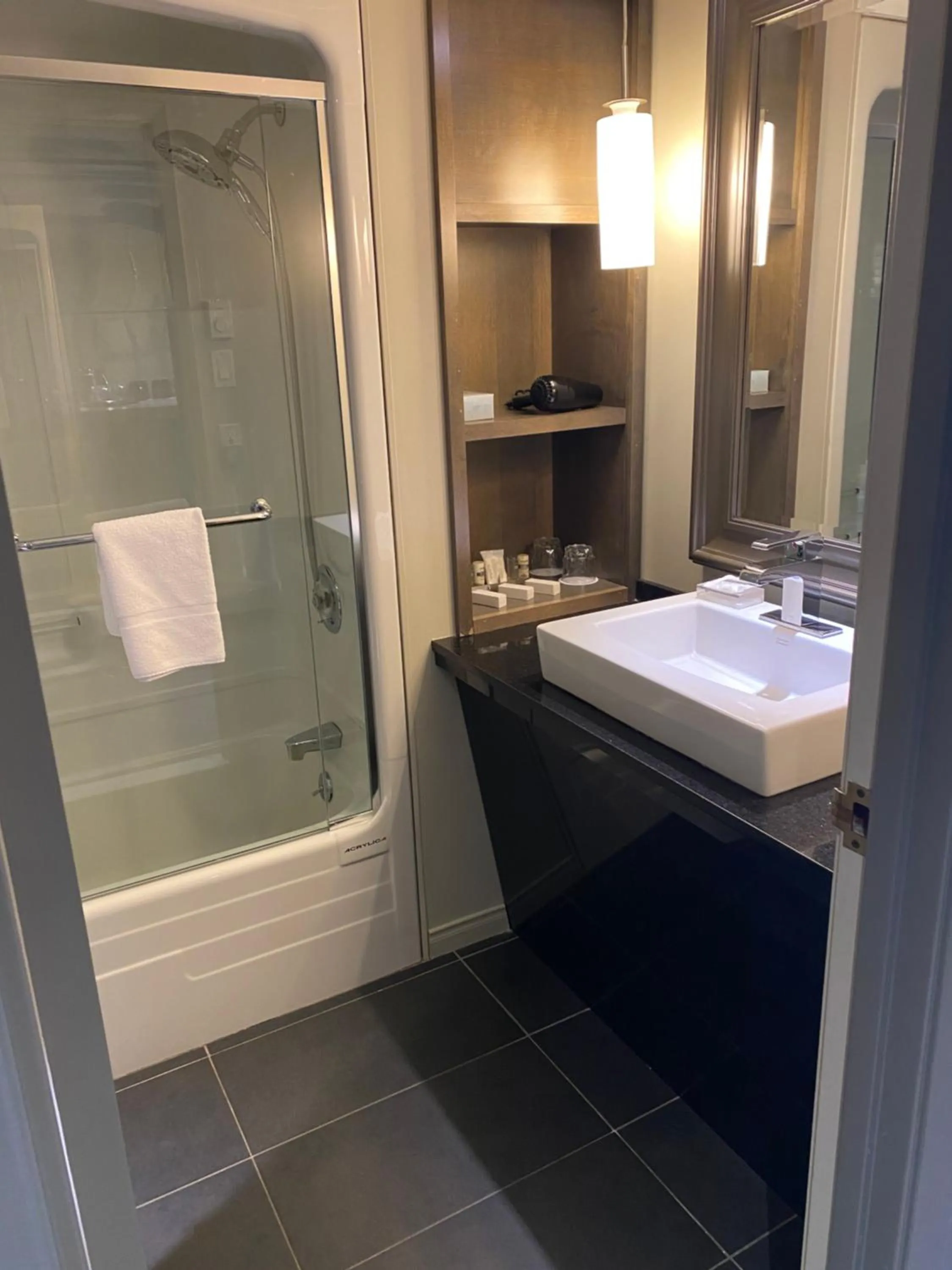 Shower in Auberge Godefroy