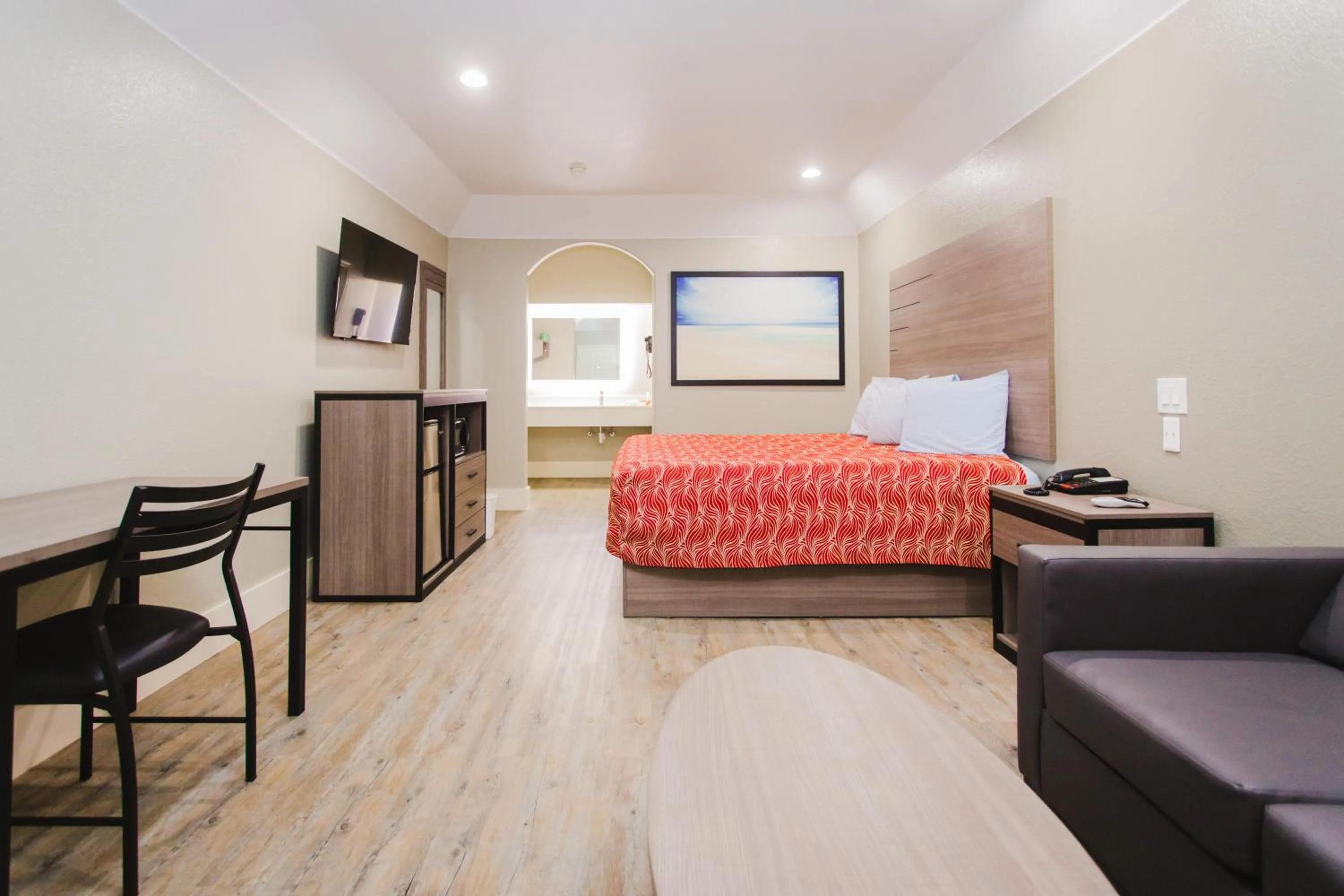 Photo of the whole room, Bed in Palace Inn Beltway 8 & Westview