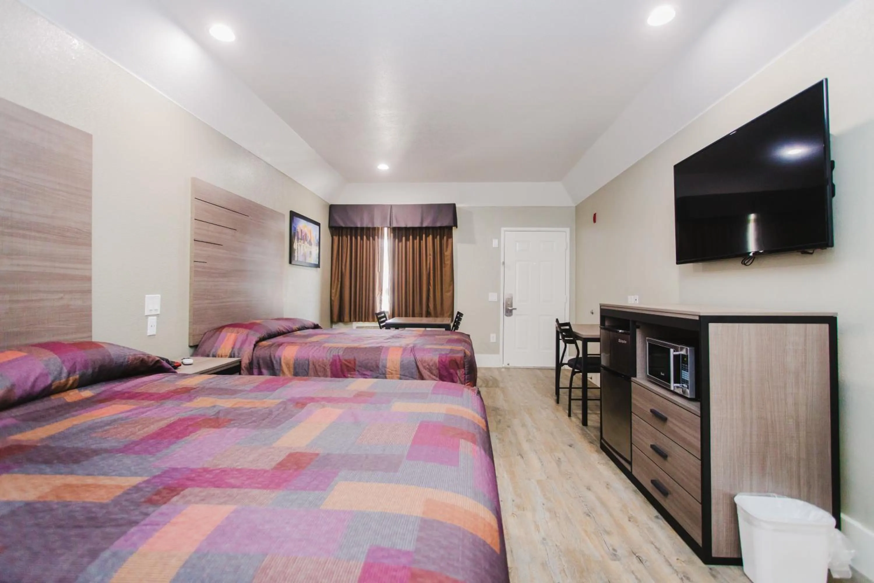 Photo of the whole room, Bed in Palace Inn Beltway 8 & Westview