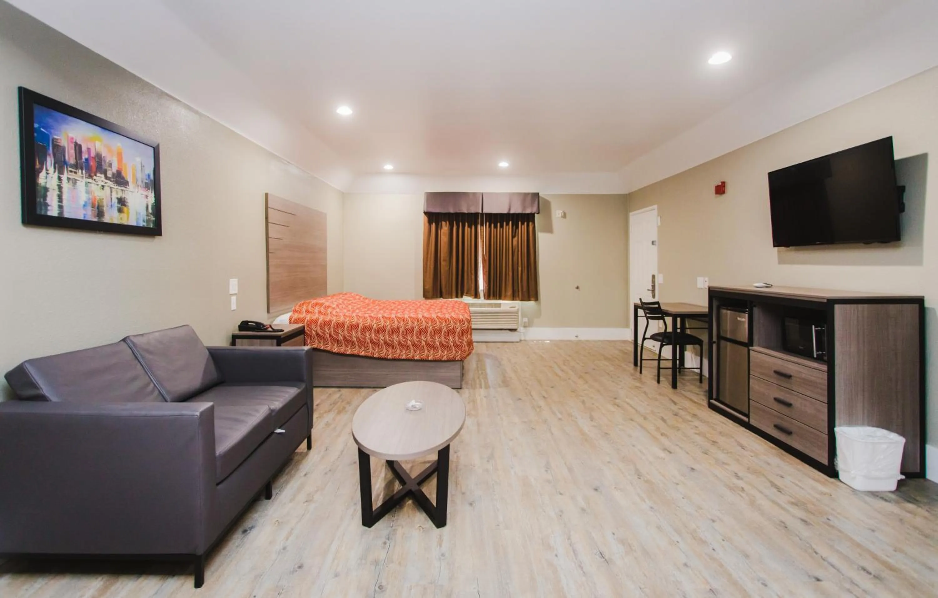 Photo of the whole room, Bed in Palace Inn Beltway 8 & Westview