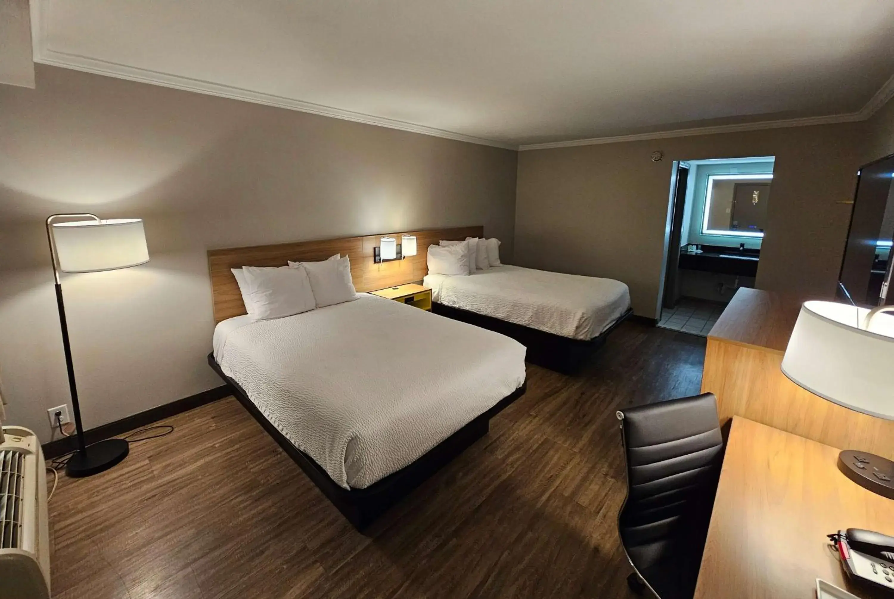 Deluxe Double Room with Two Double Beds - Non-Smoking in Days Inn by Wyndham Wilmington Brandywine Deluxe Double Room with Two Double Beds - Non-Smoking in Days Inn by Wyndham Wilmington Brandywine