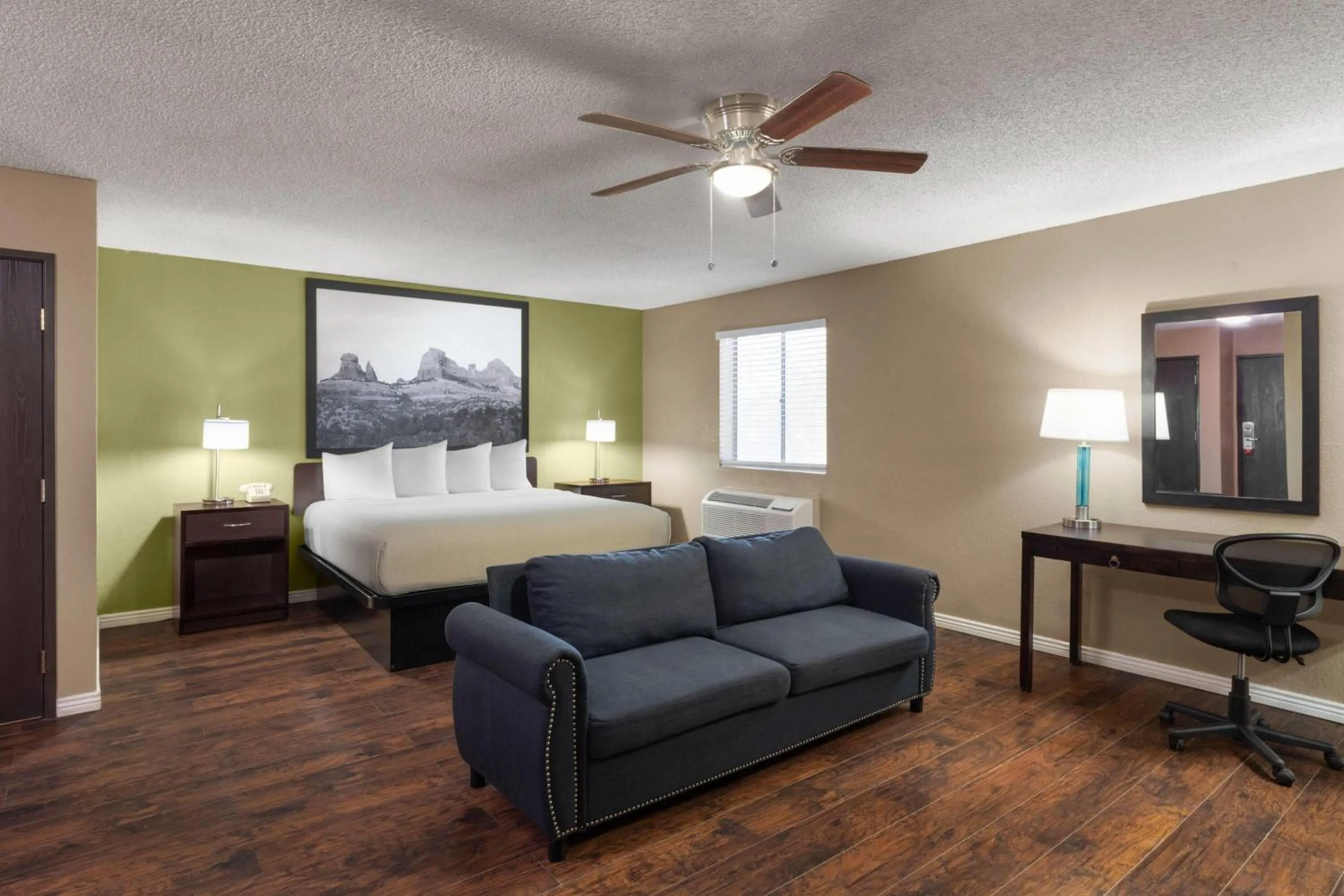 Photo of the whole room, Bed in Super 8 by Wyndham Casa Grande