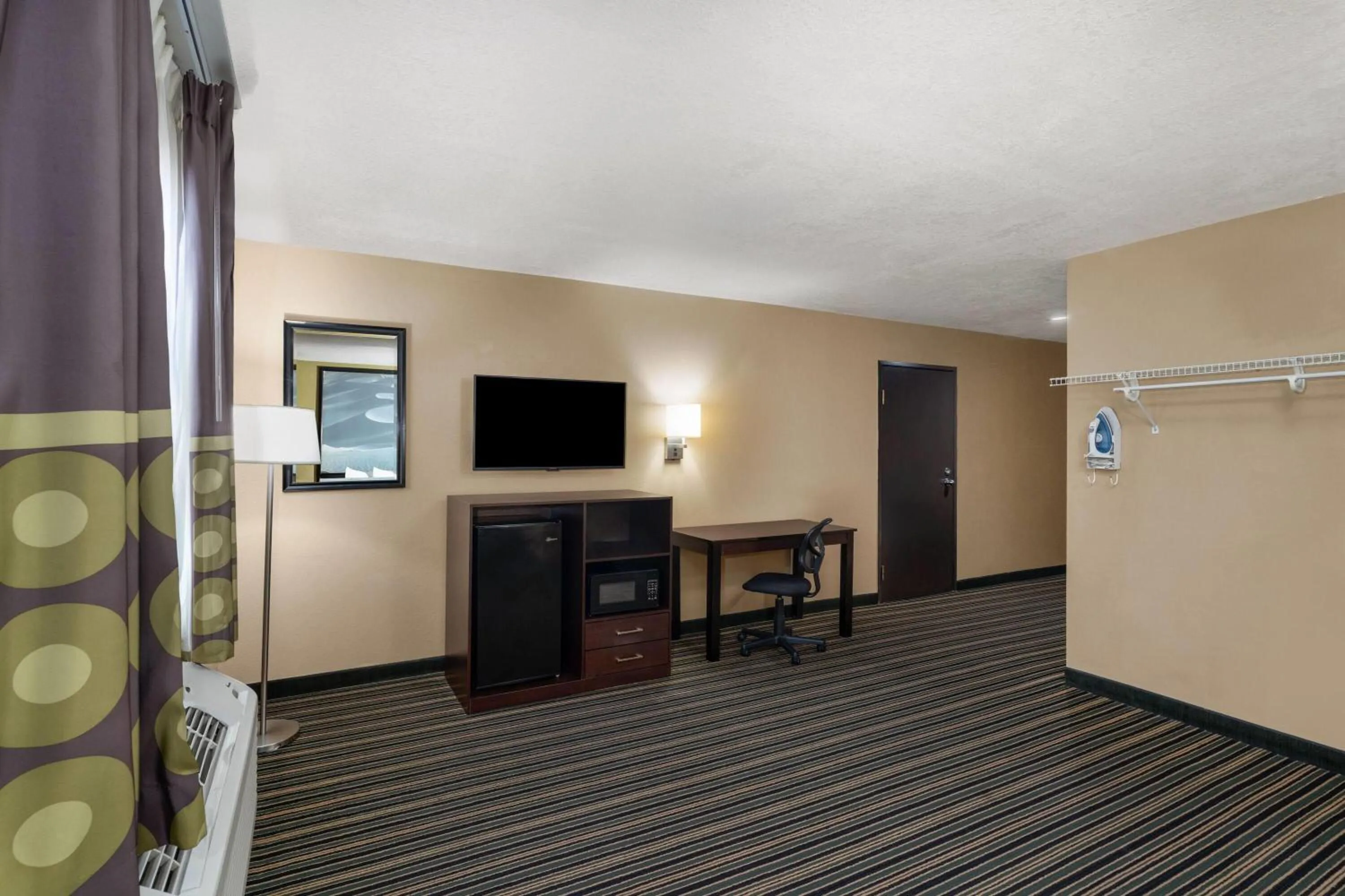 Photo of the whole room in Super 8 by Wyndham Casa Grande