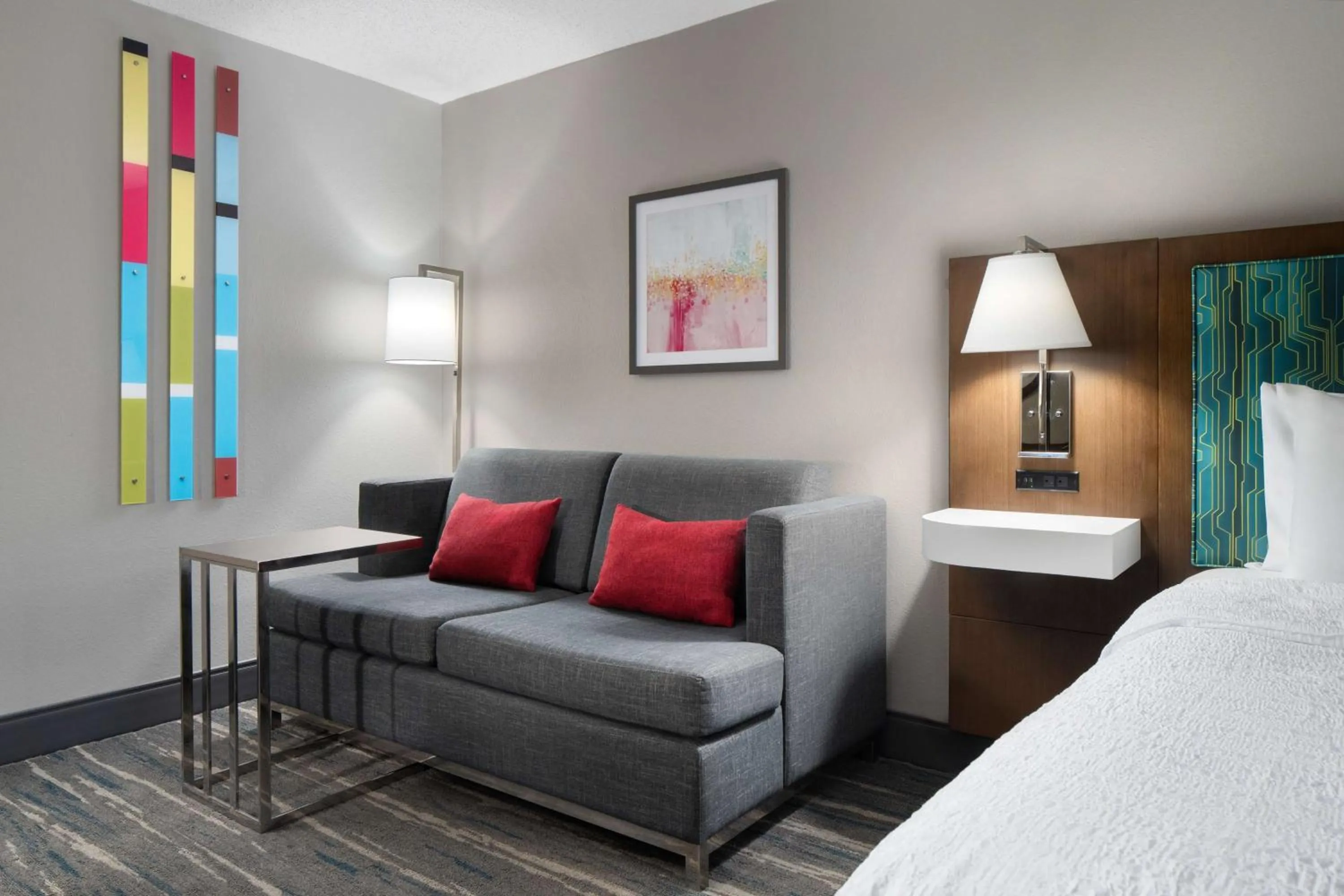 Living room, Bed in Hampton Inn Roanoke/Hollins - I-81