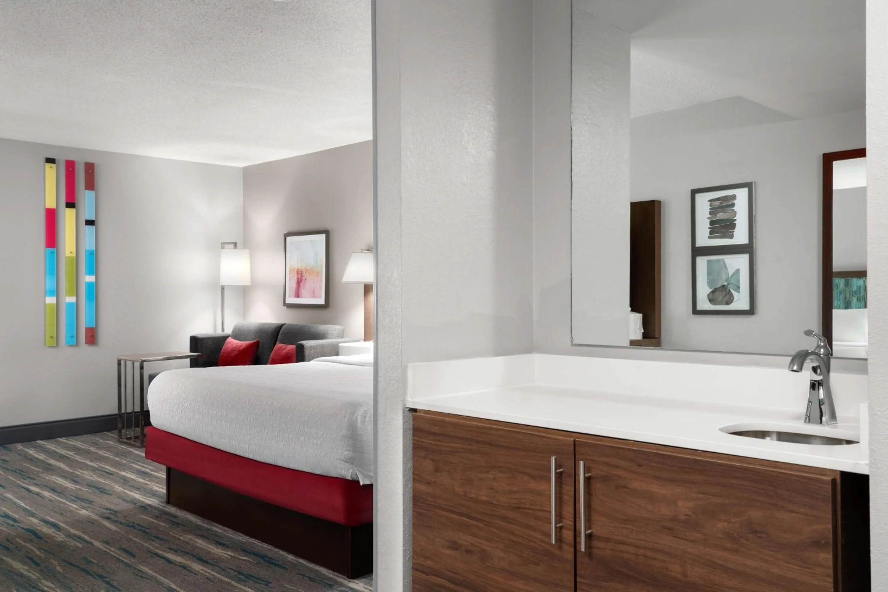 Living room, Bed in Hampton Inn Roanoke/Hollins - I-81