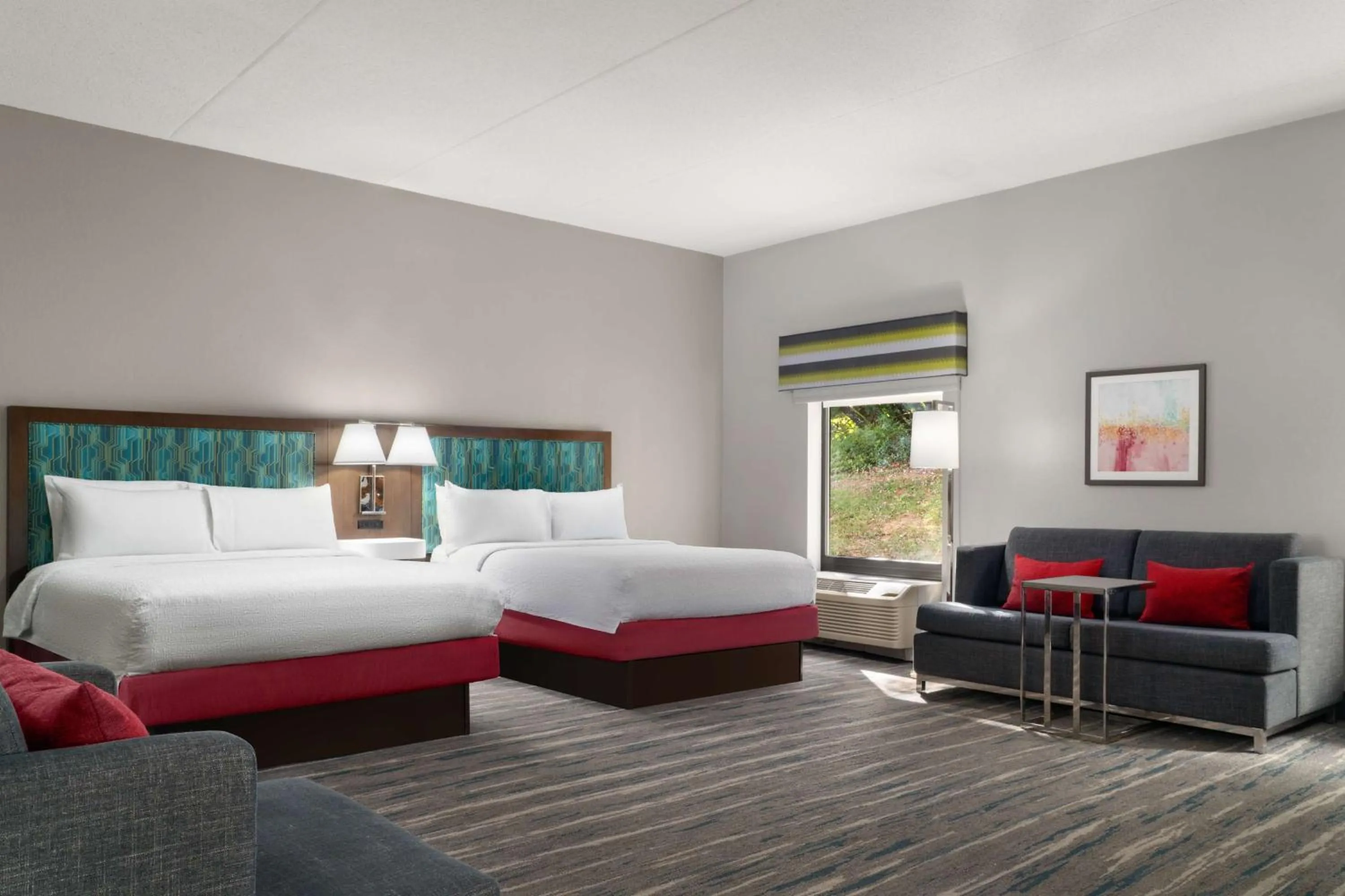 Living room, Bed in Hampton Inn Roanoke/Hollins - I-81