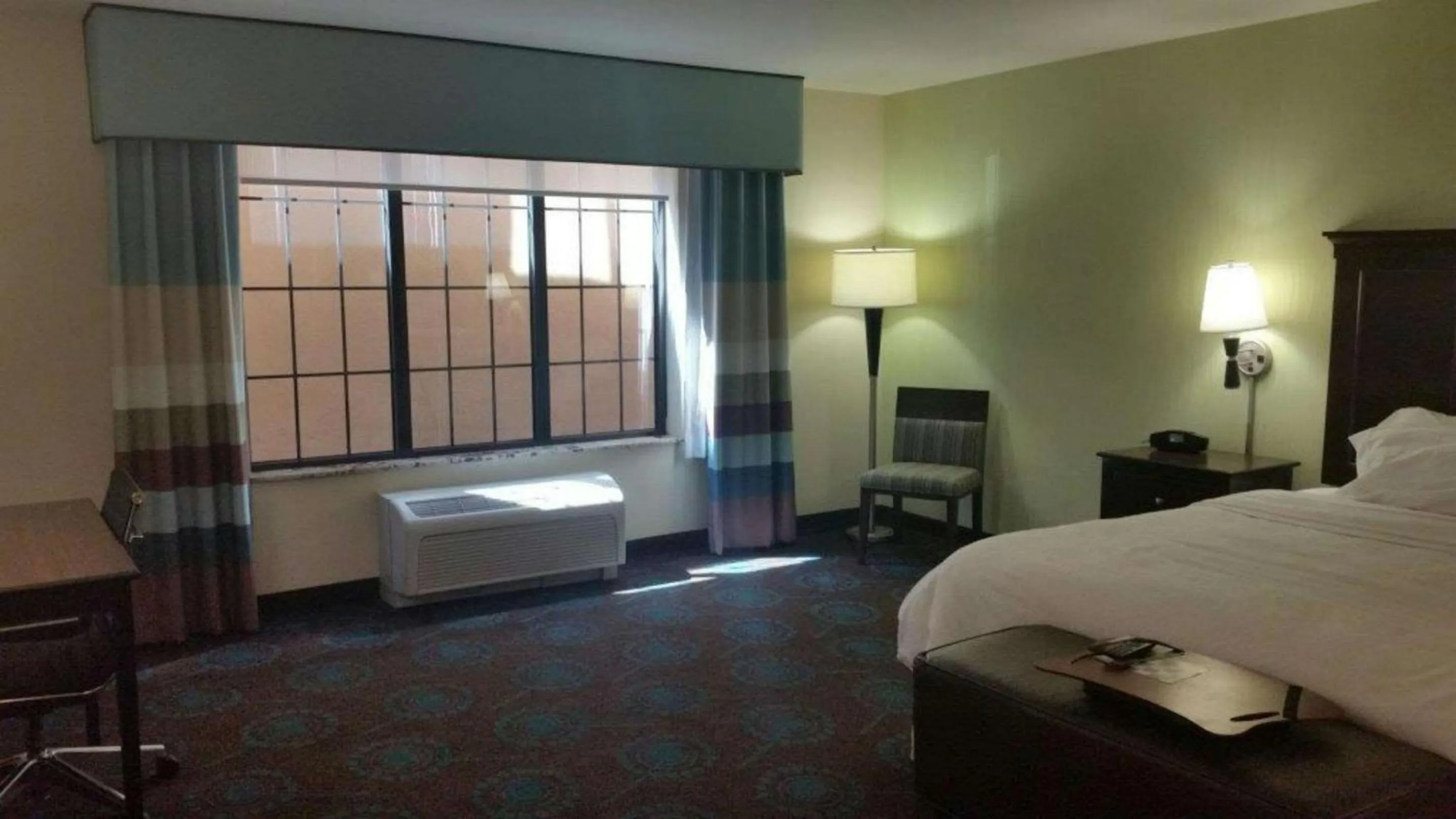 Bed in Hampton Inn and Suites St. Cloud