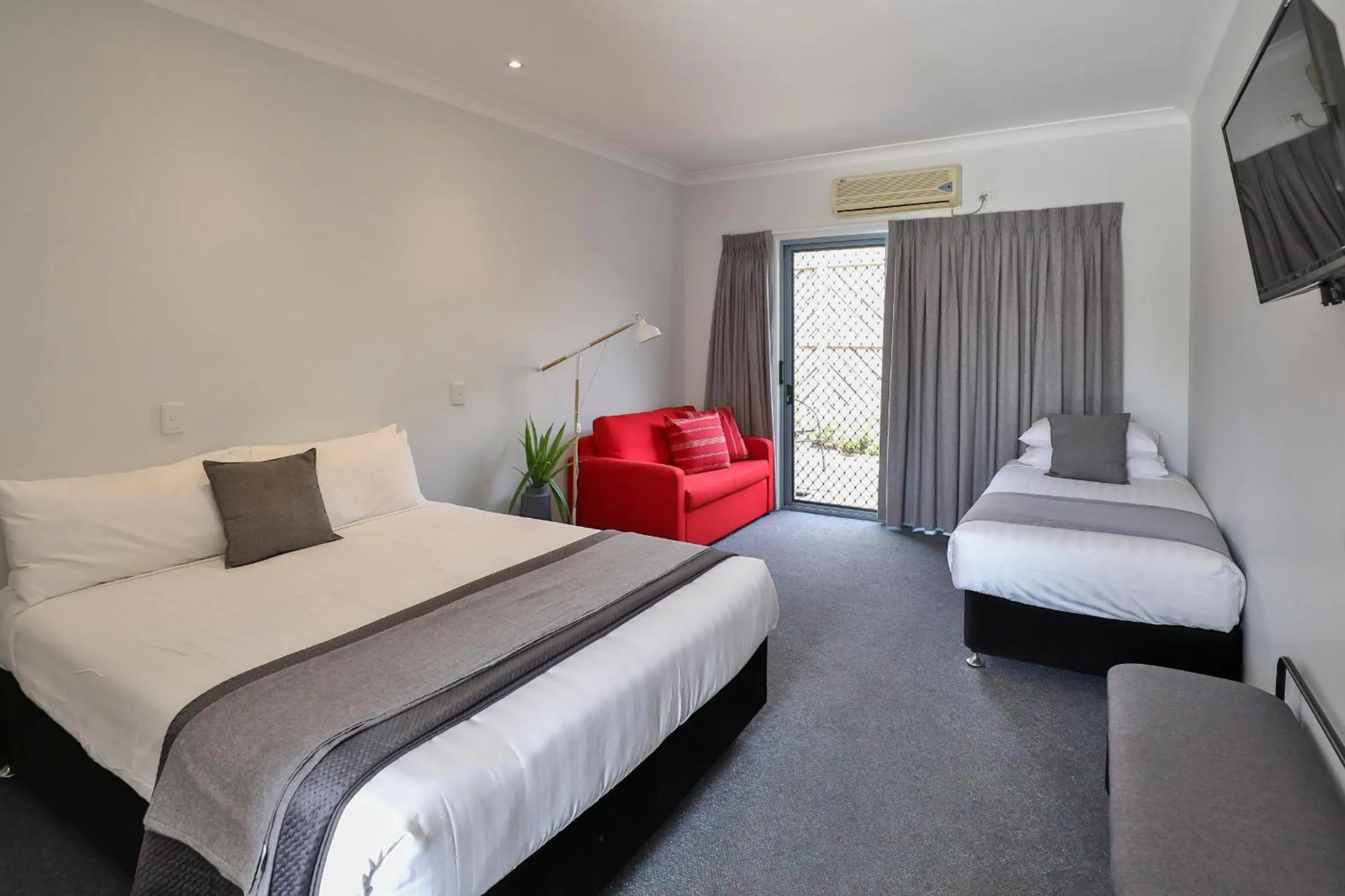 Photo of the whole room, Bed in Robinvale Bridge Motel