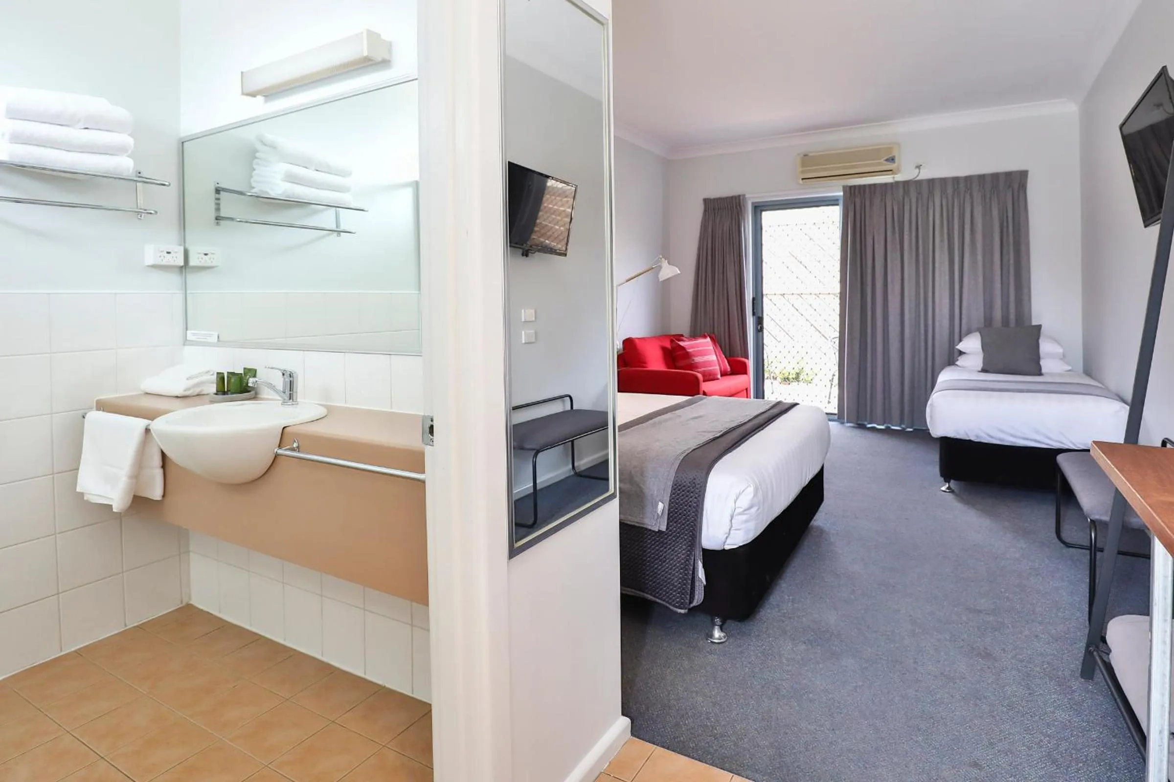 Bathroom, Bed in Robinvale Bridge Motel