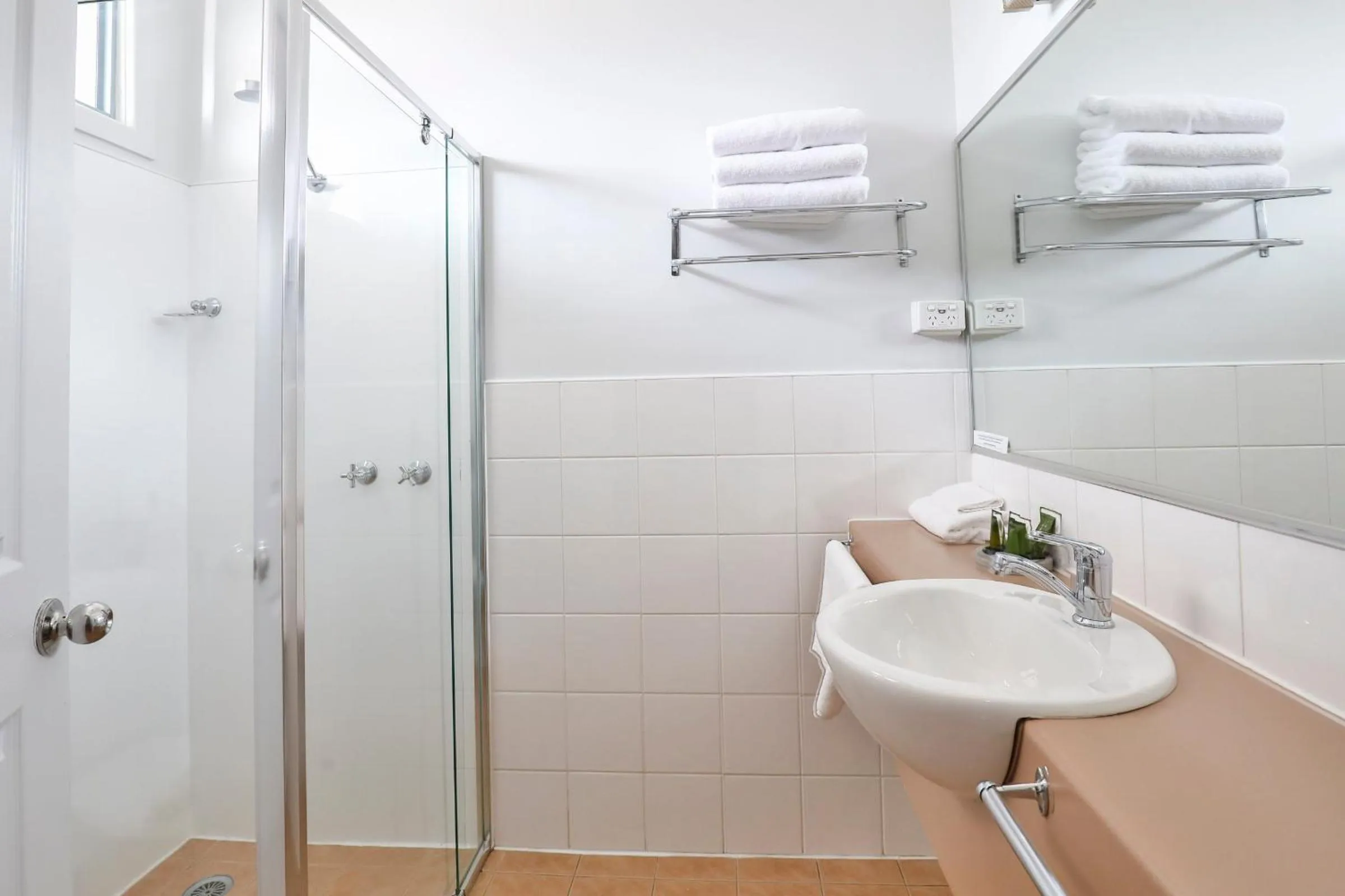 Bathroom in Robinvale Bridge Motel