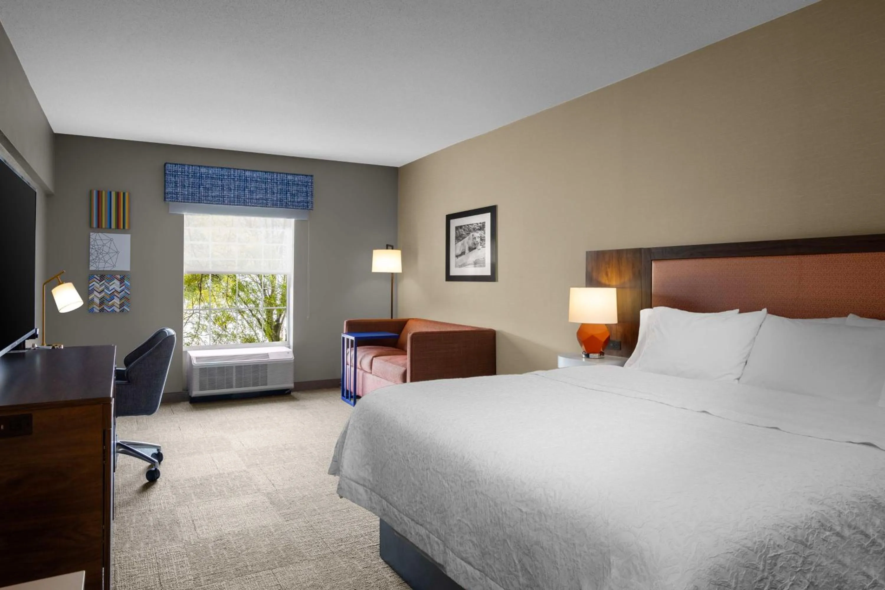 Bed in Hampton Inn & Suites State College at Williamsburg Square