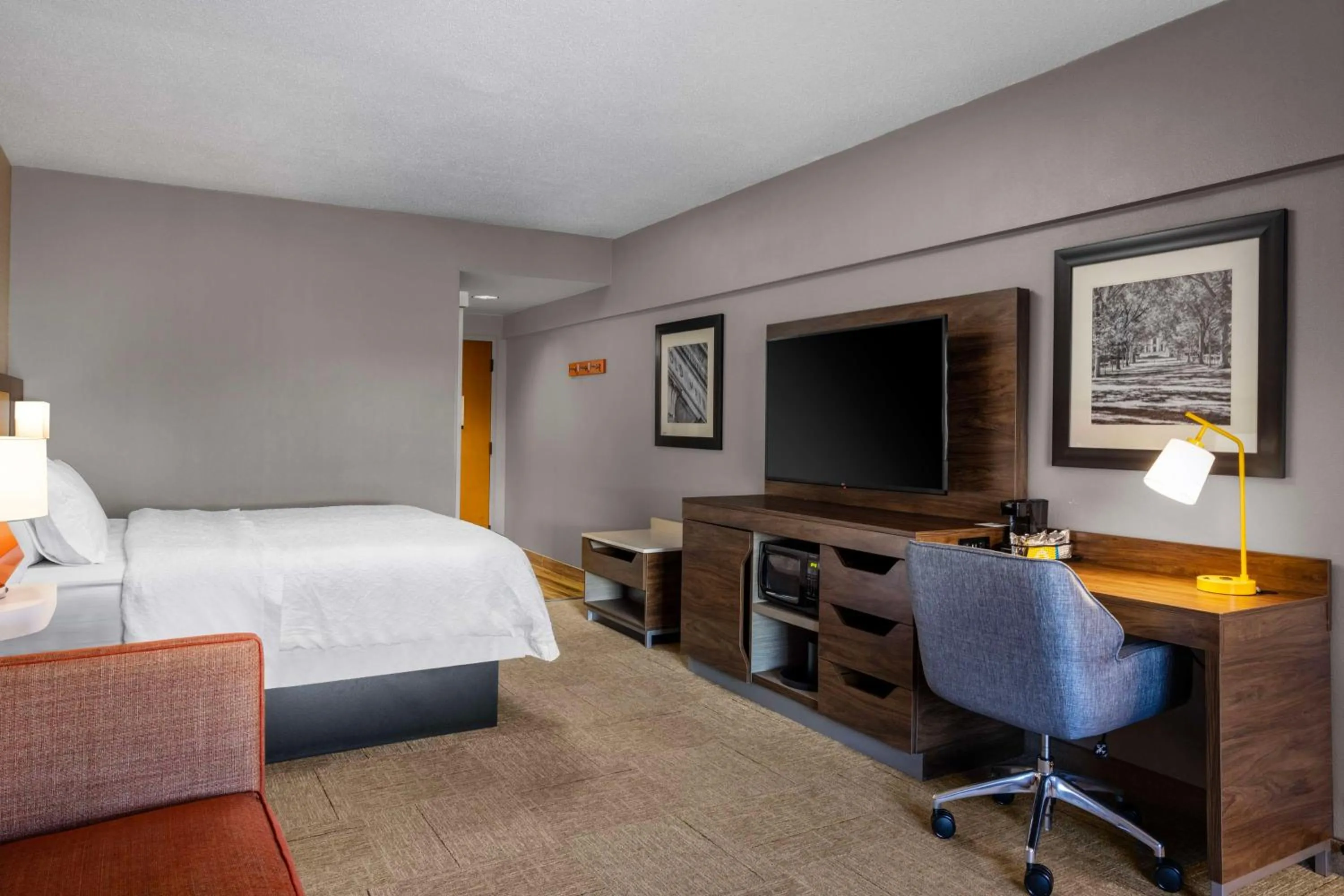 Bed in Hampton Inn & Suites State College at Williamsburg Square