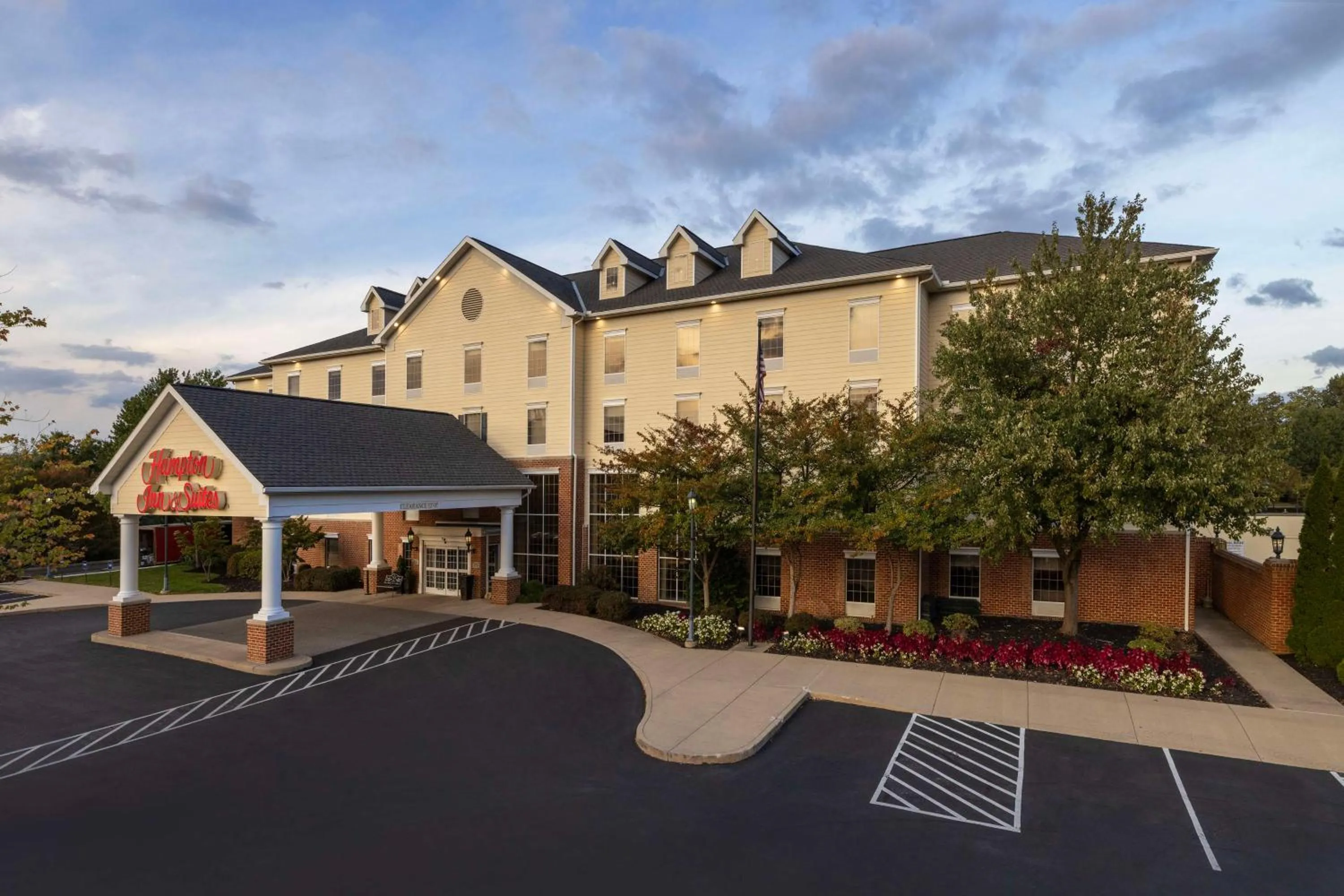 Property building in Hampton Inn & Suites State College at Williamsburg Square