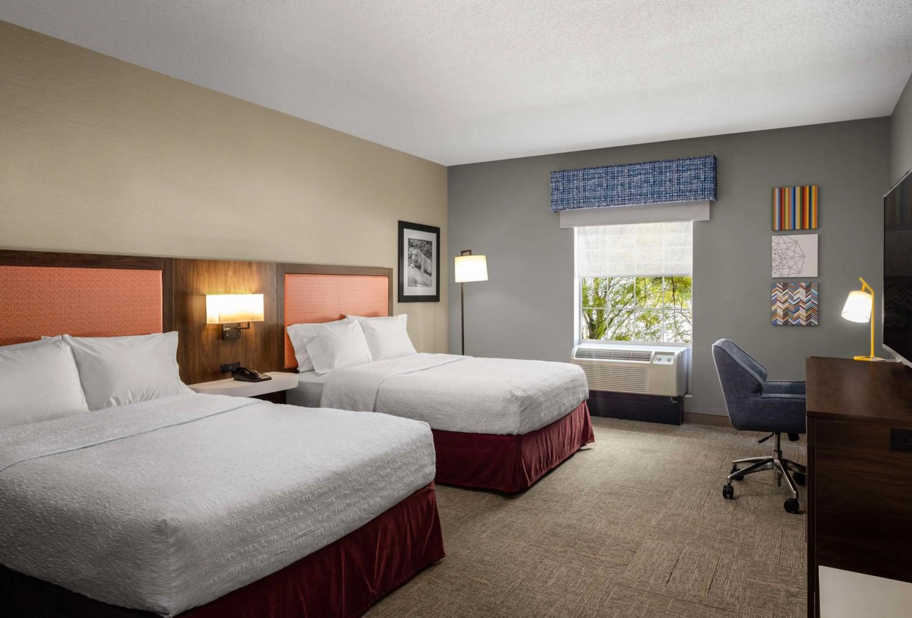 Bed in Hampton Inn & Suites State College at Williamsburg Square