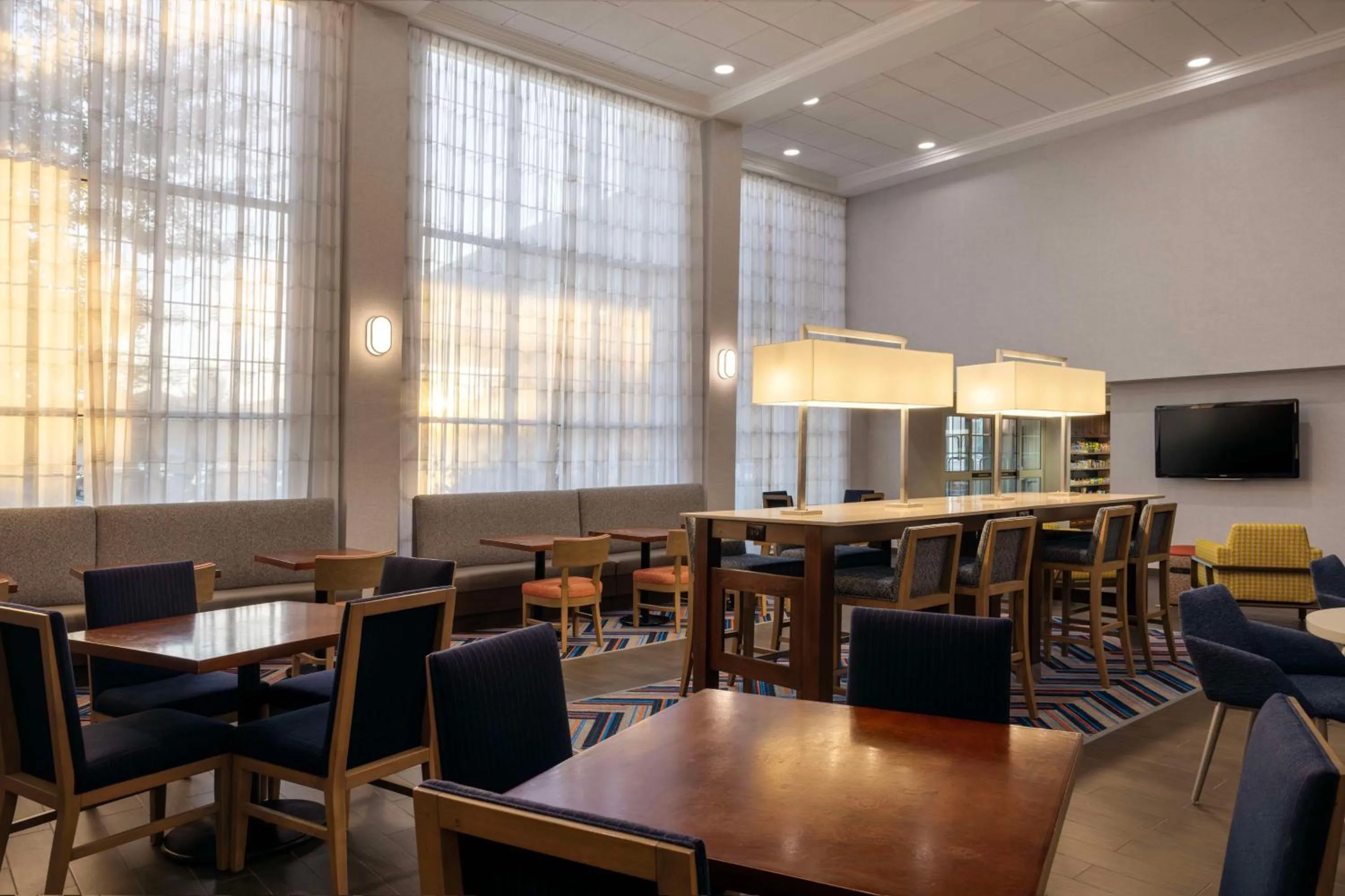 Breakfast in Hampton Inn & Suites State College at Williamsburg Square