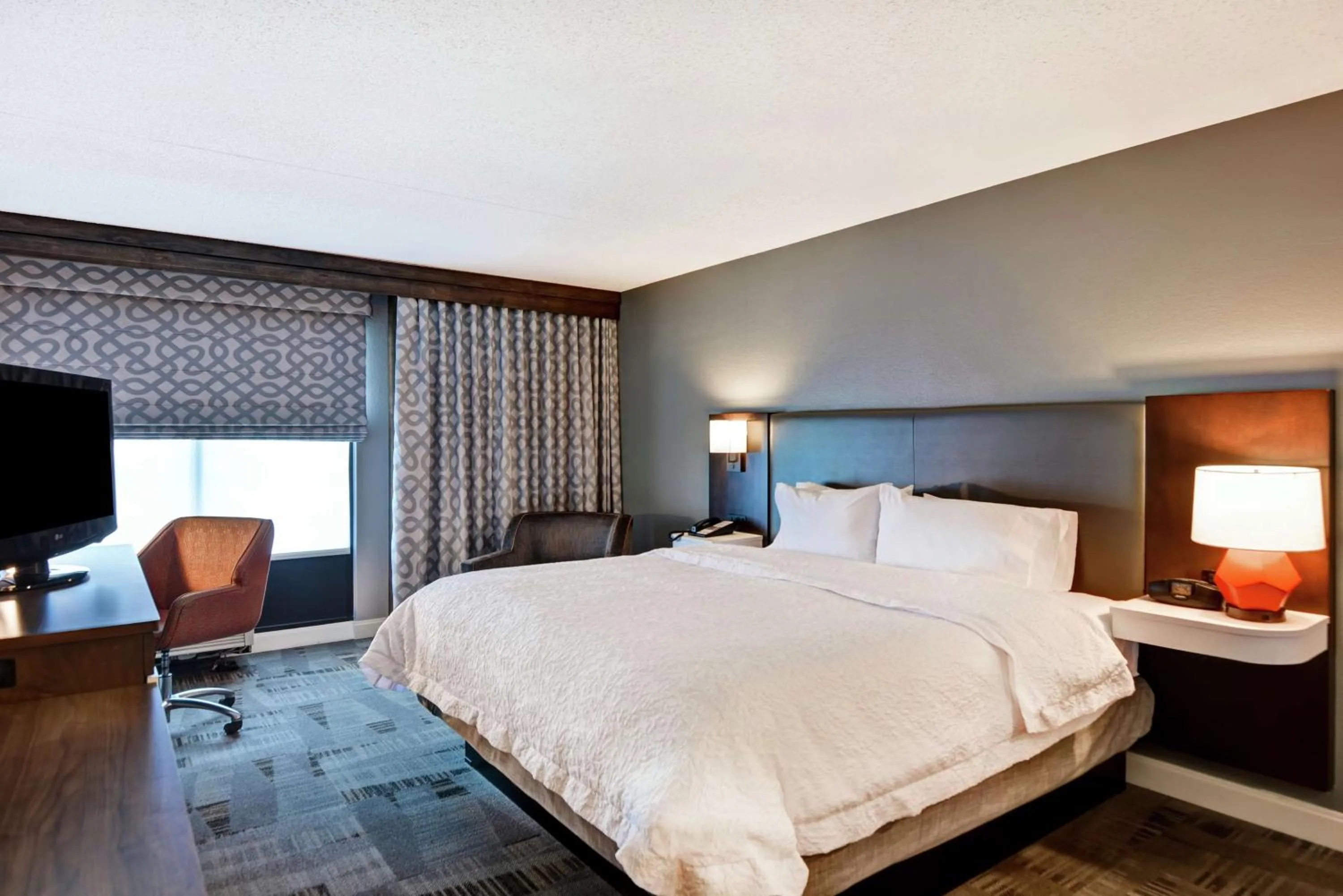 Bed in Hampton Inn Cincinnati Airport South