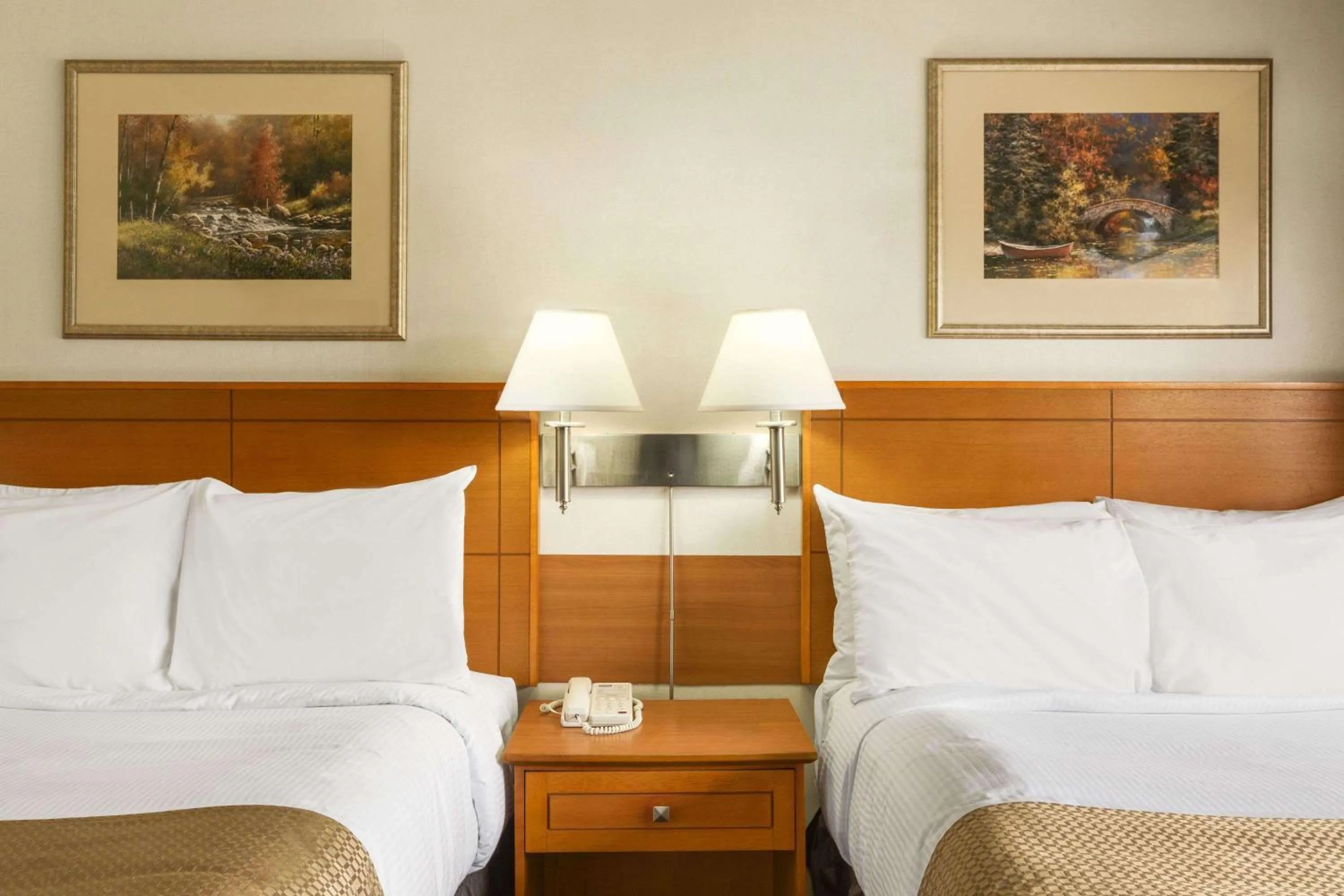 Photo of the whole room, Bed in Travelodge by Wyndham Edmonton East