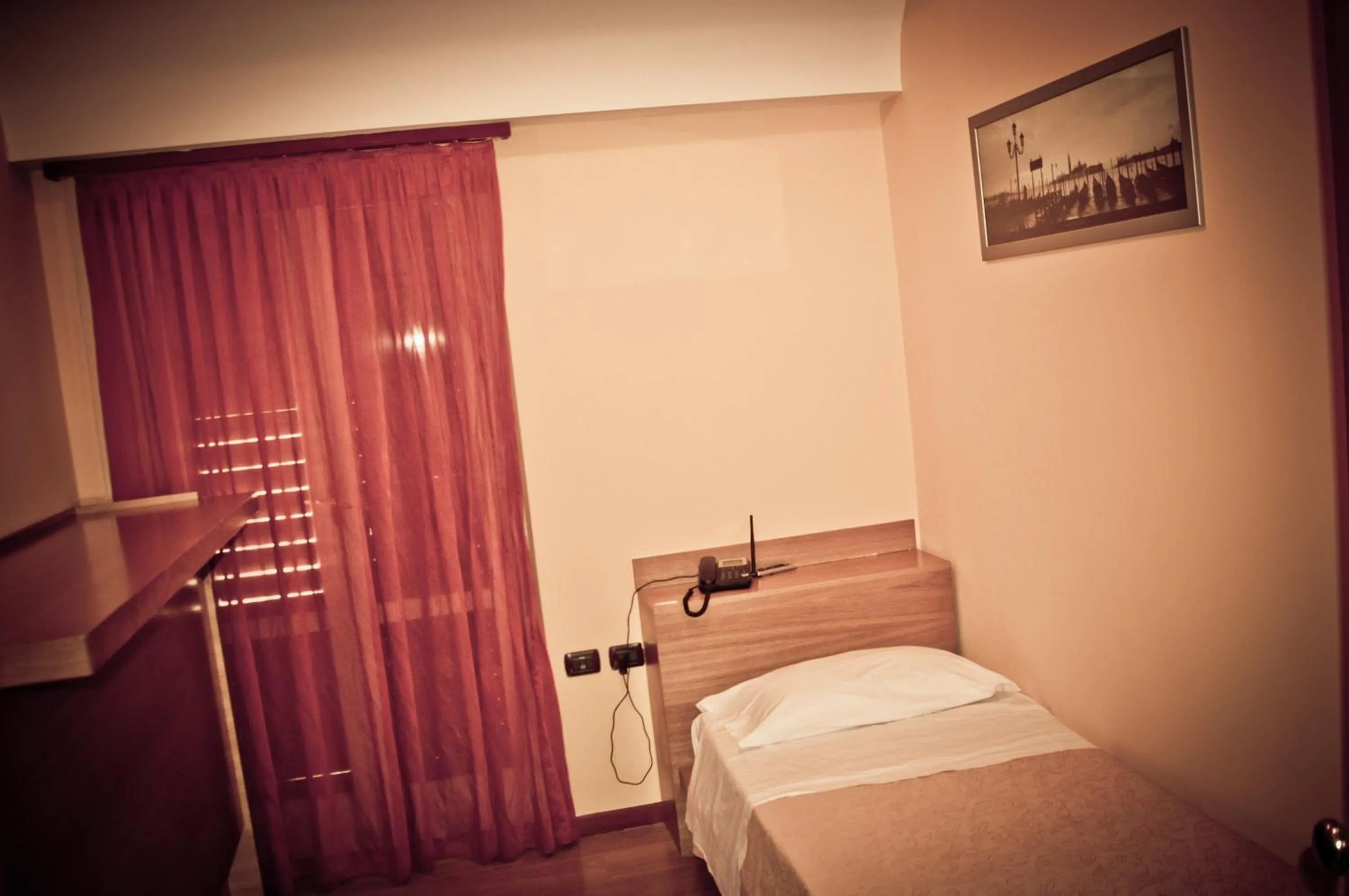 Photo of the whole room in Aerhotel Phelipe