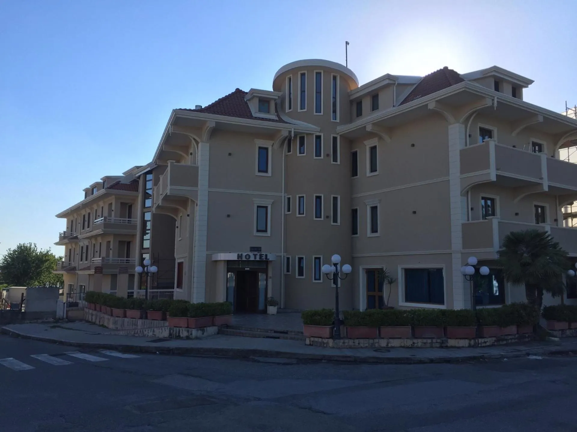 Facade/entrance in Aerhotel Phelipe