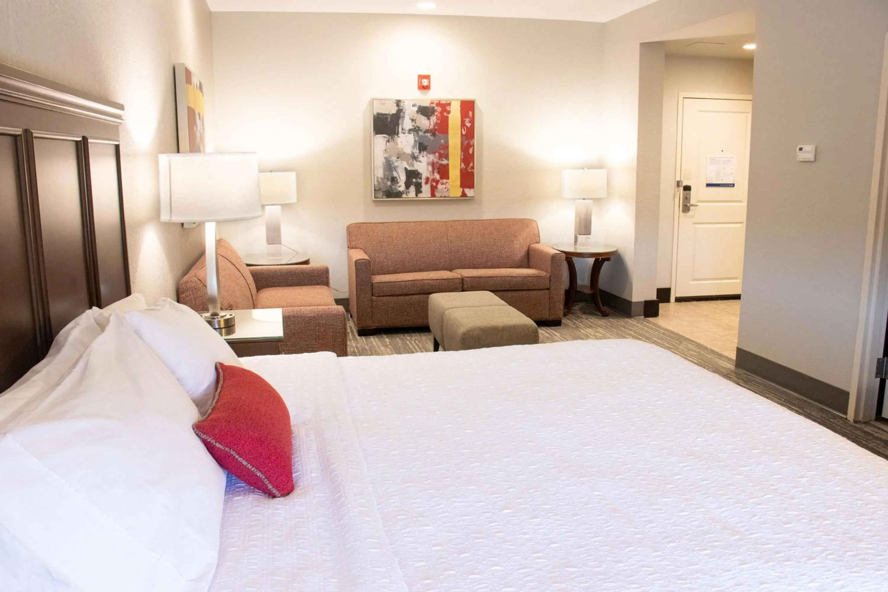 Living room, Bed in Hampton Inn Tuscaloosa-University