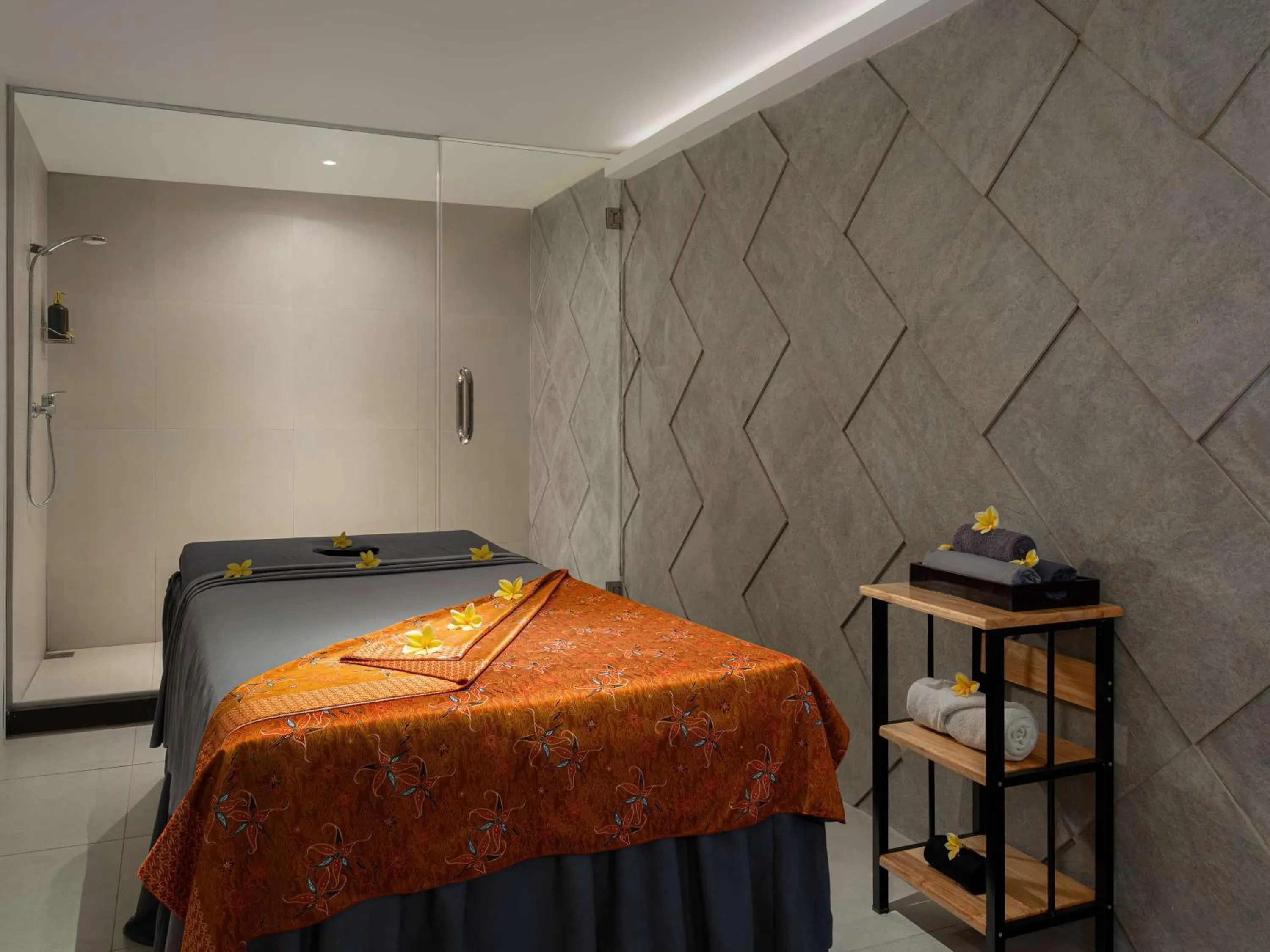 Fitness centre/facilities, Bed in AIHO Hotel Medan