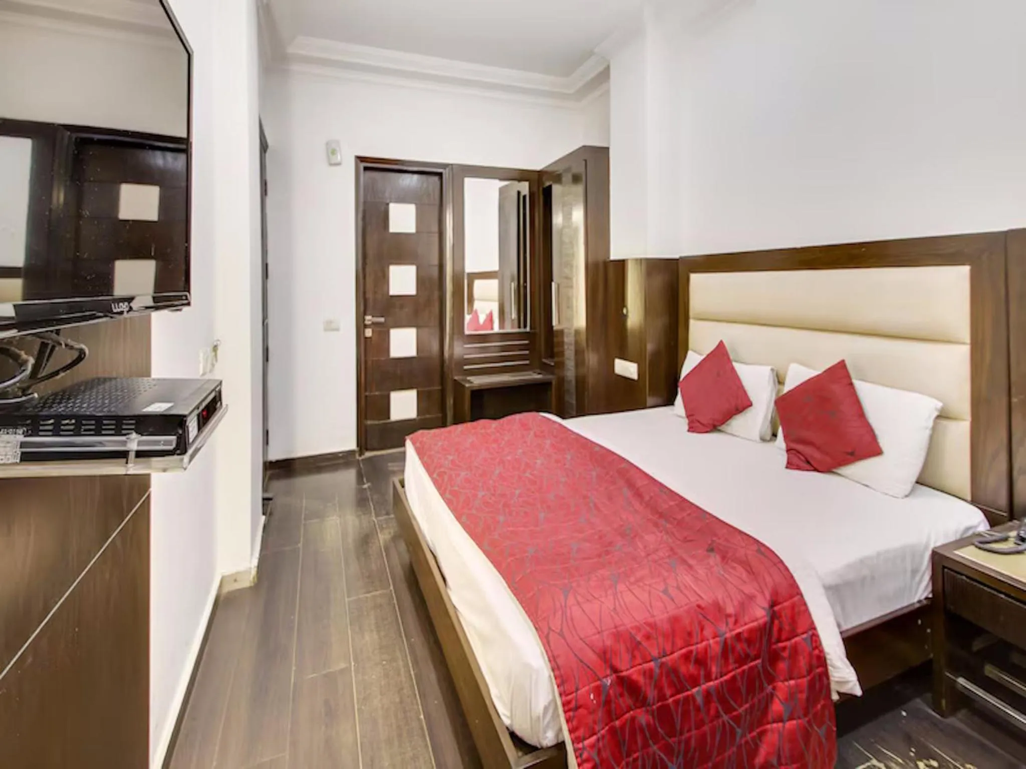 Bedroom, Bed in Hotel Chanchal Continental - 02 Mins from New Delhi Railway Station