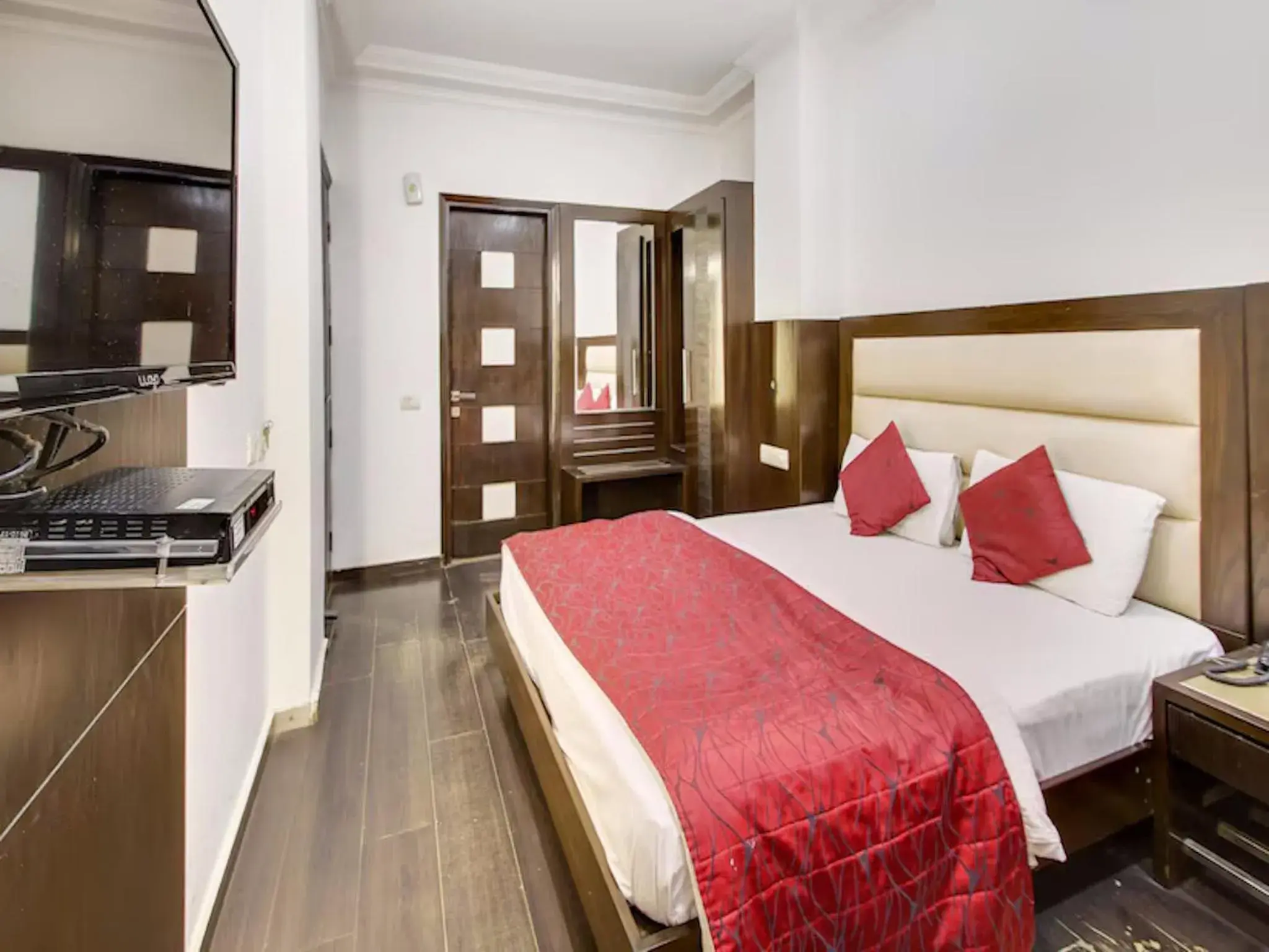Deluxe Room in Hotel Chanchal Continental - 02 Mins from New Delhi Railway Station Deluxe Room in Hotel Chanchal Continental - 02 Mins from New Delhi Railway Station