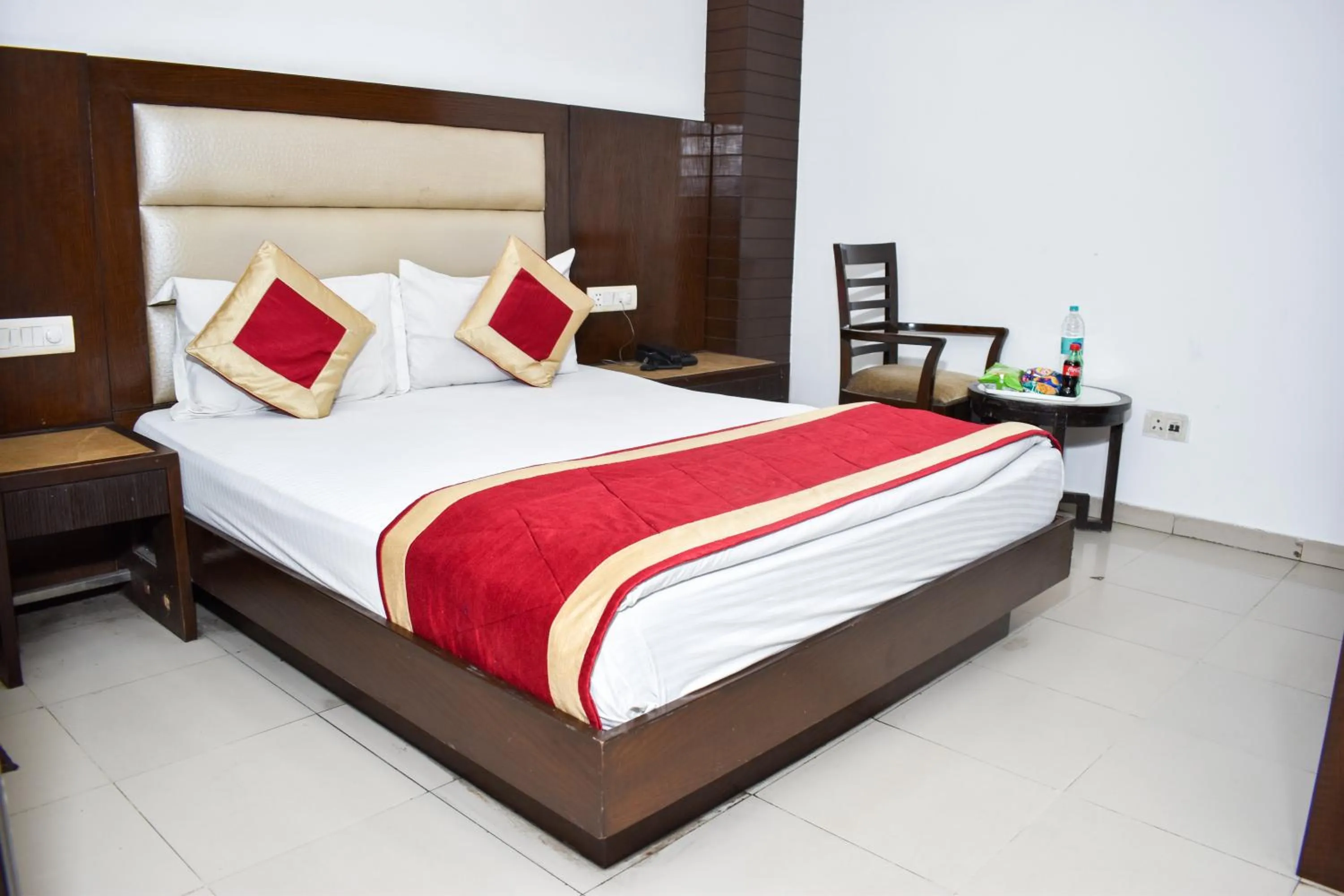 Bed in Hotel Chanchal Continental - 02 Mins from New Delhi Railway Station