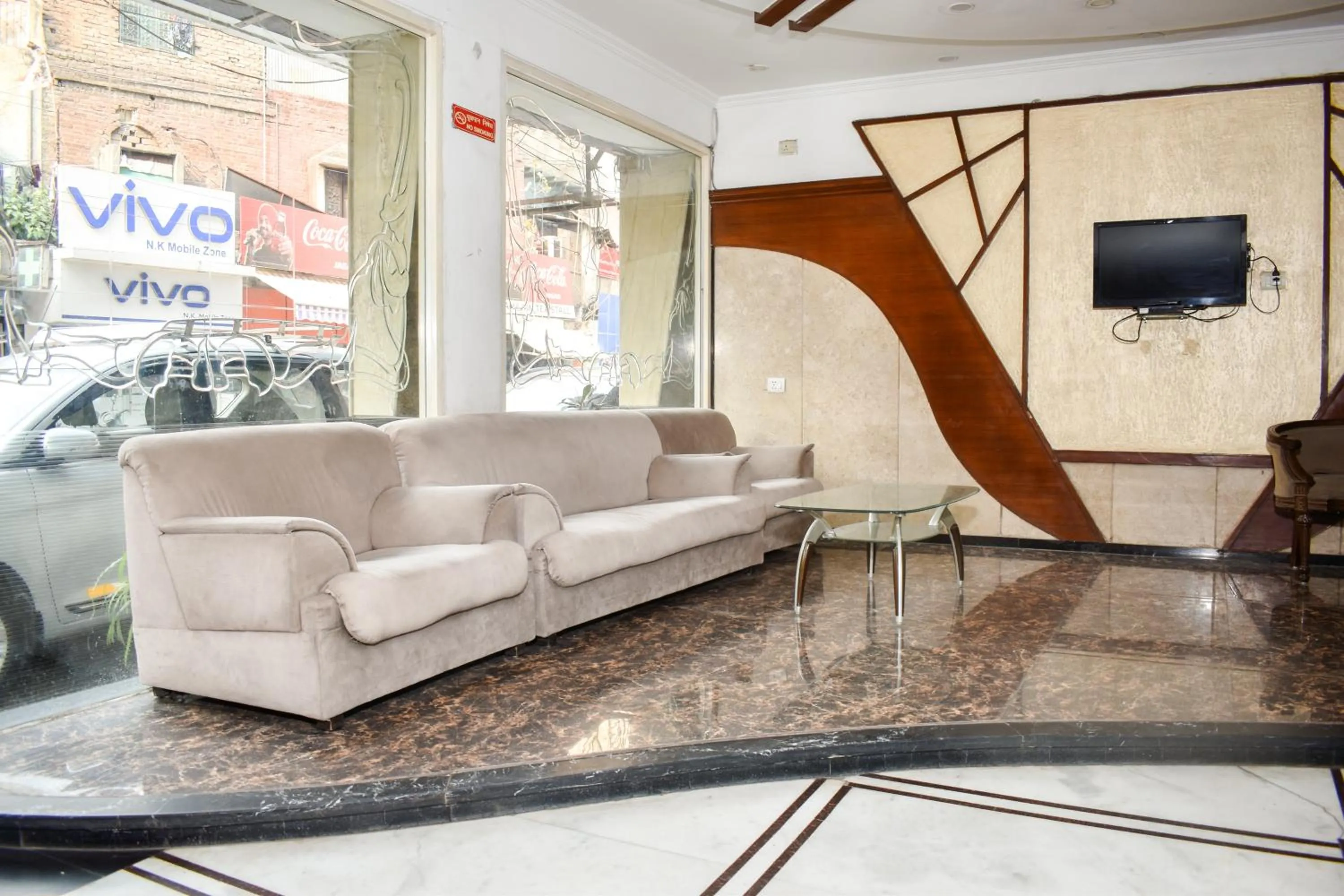 Communal lounge/ TV room in Hotel Chanchal Continental - 02 Mins from New Delhi Railway Station