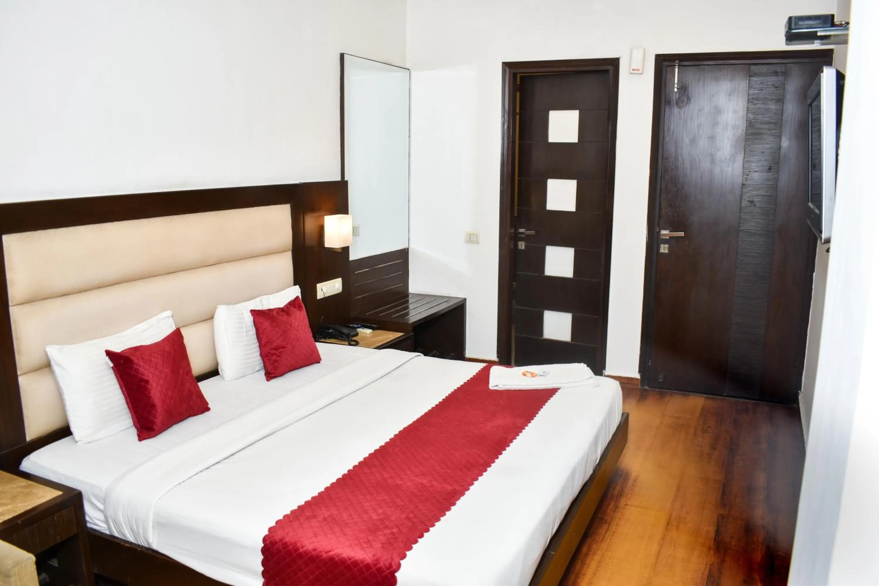 Bed in Hotel Chanchal Continental - 02 Mins from New Delhi Railway Station