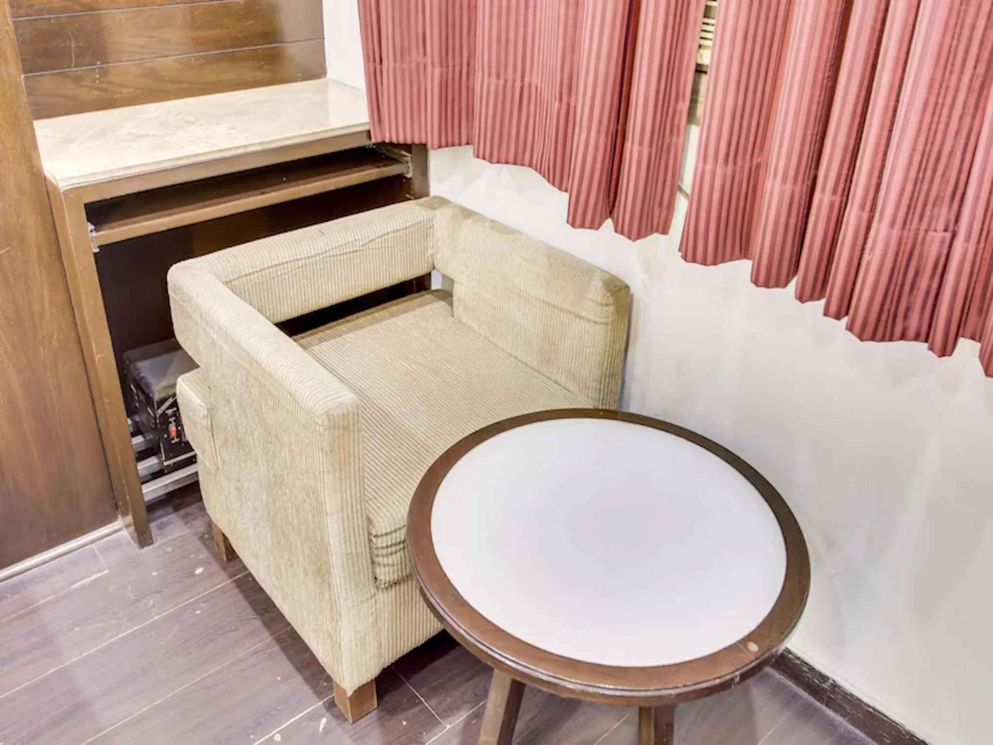 Bedroom in Hotel Chanchal Continental - 02 Mins from New Delhi Railway Station