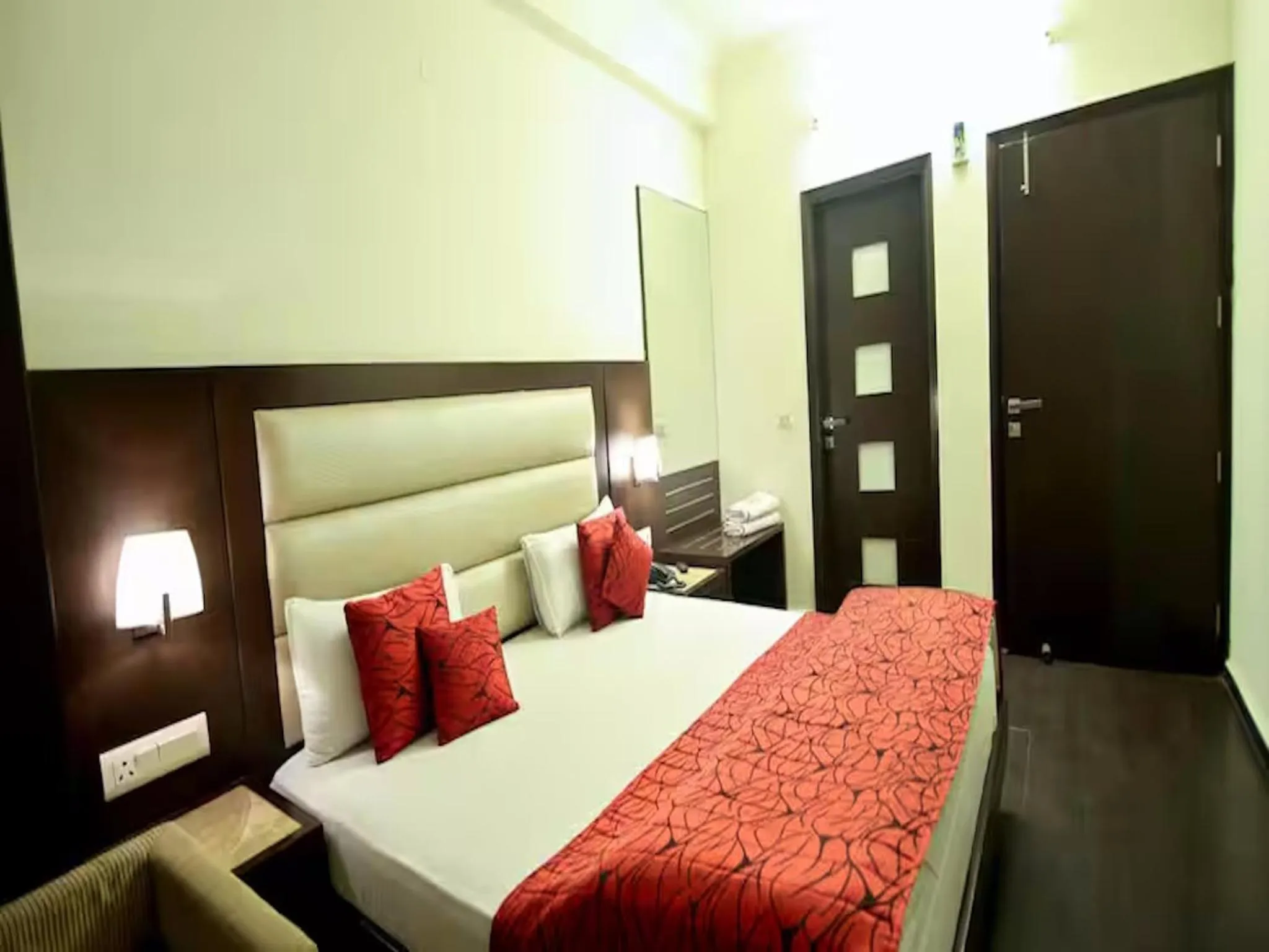 Bedroom, Bed in Hotel Chanchal Continental - 02 Mins from New Delhi Railway Station