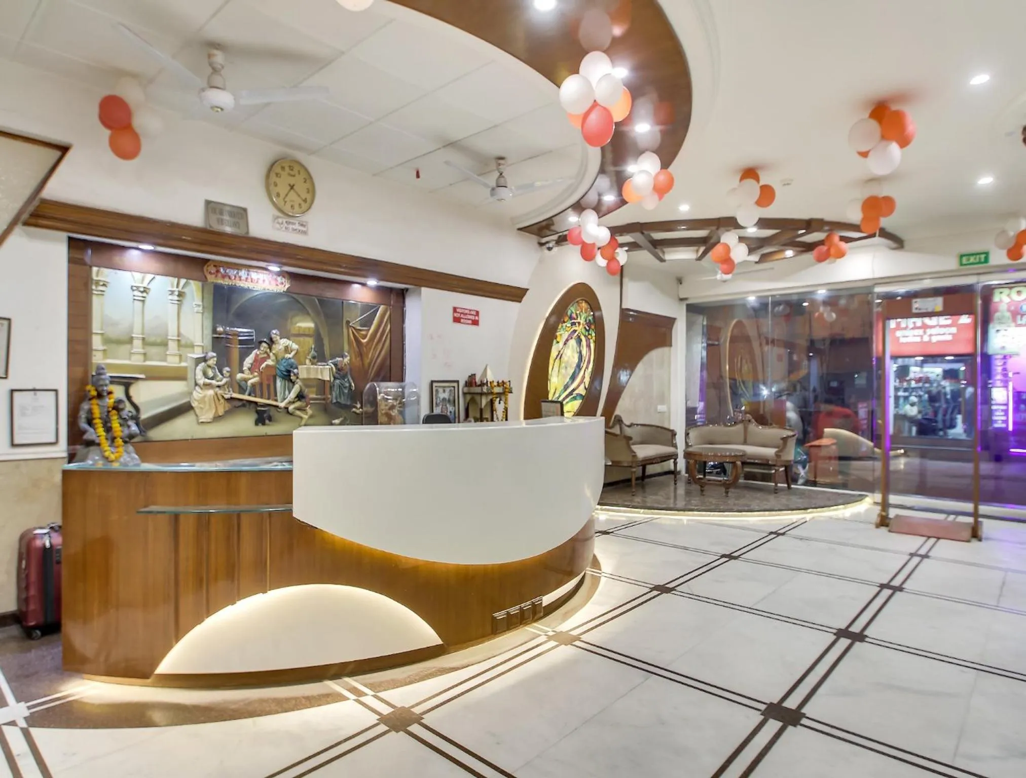 Lobby or reception in Hotel Chanchal Continental - 02 Mins from New Delhi Railway Station
