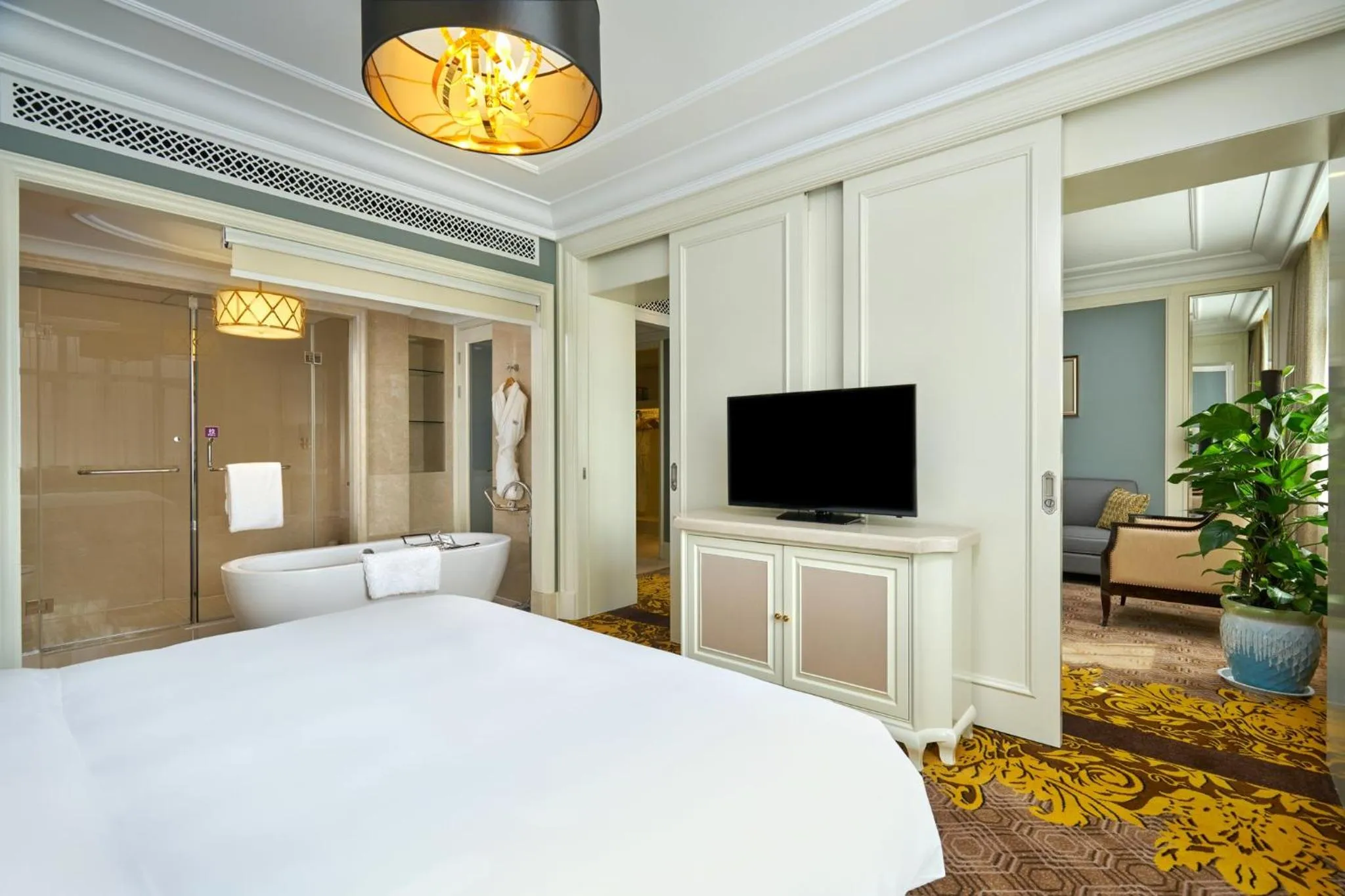 Photo of the whole room, Bed in Crowne Plaza Zhengzhou by IHG
