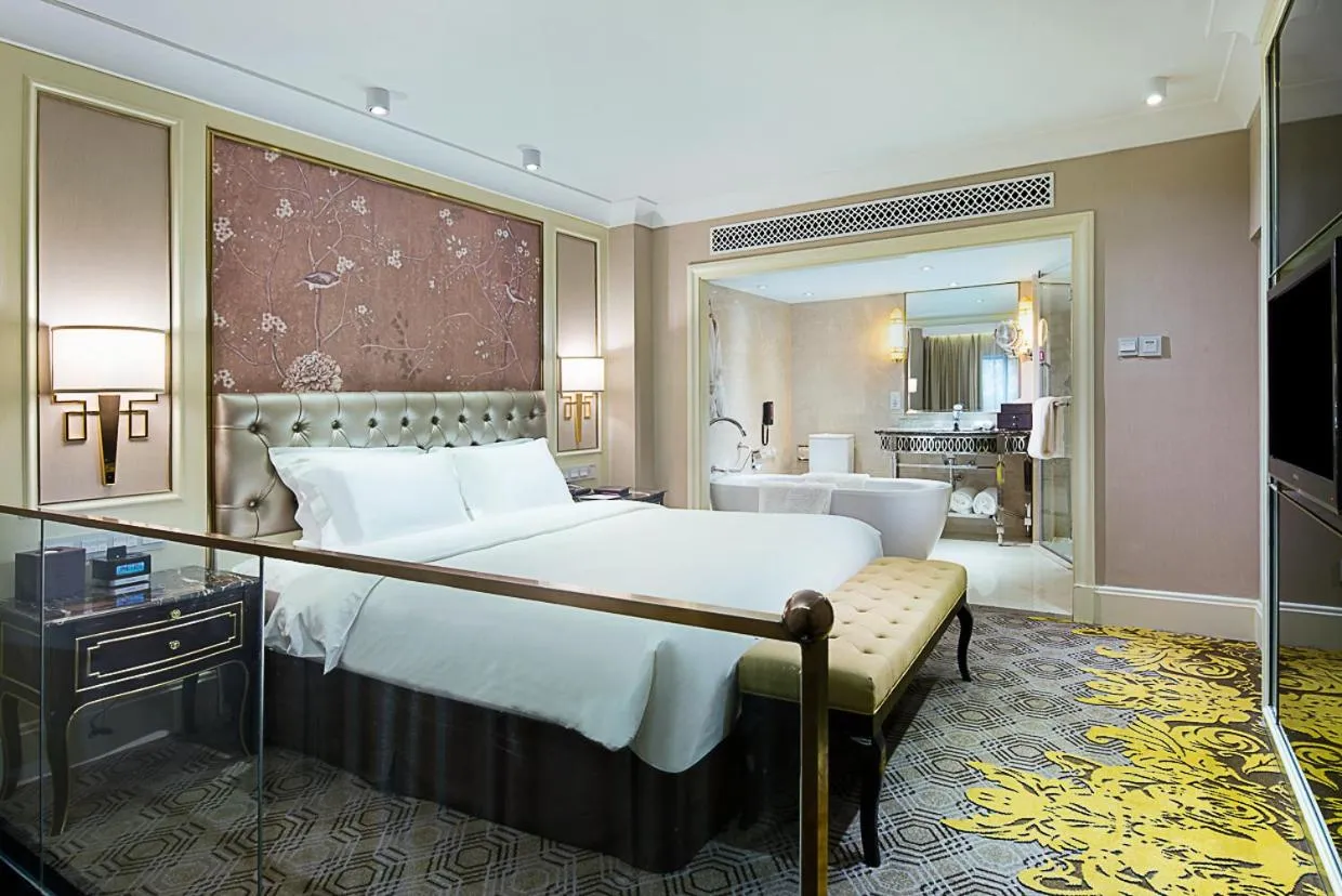 Bedroom, Bed in Crowne Plaza Zhengzhou by IHG