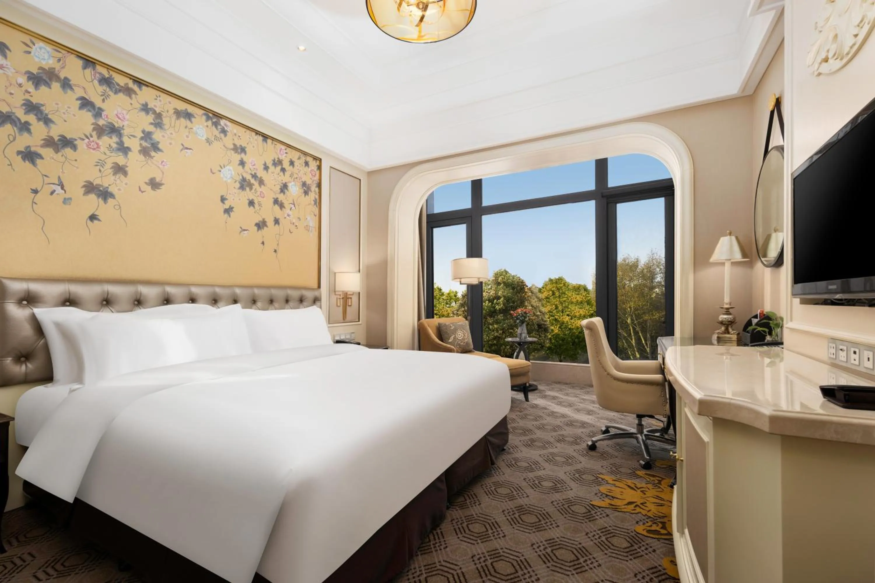 Photo of the whole room, Bed in Crowne Plaza Zhengzhou by IHG