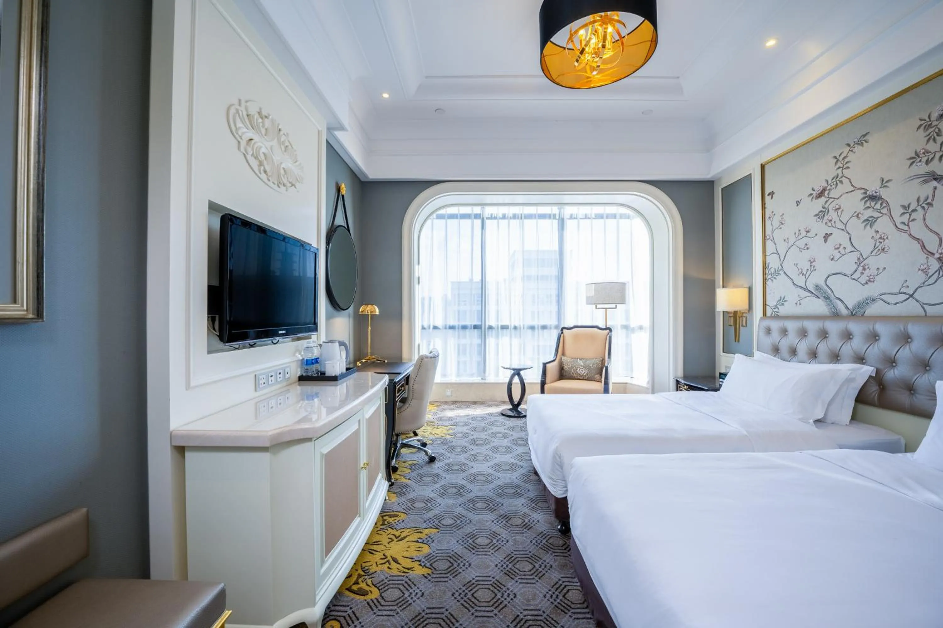 Bedroom, Bed in Crowne Plaza Zhengzhou by IHG