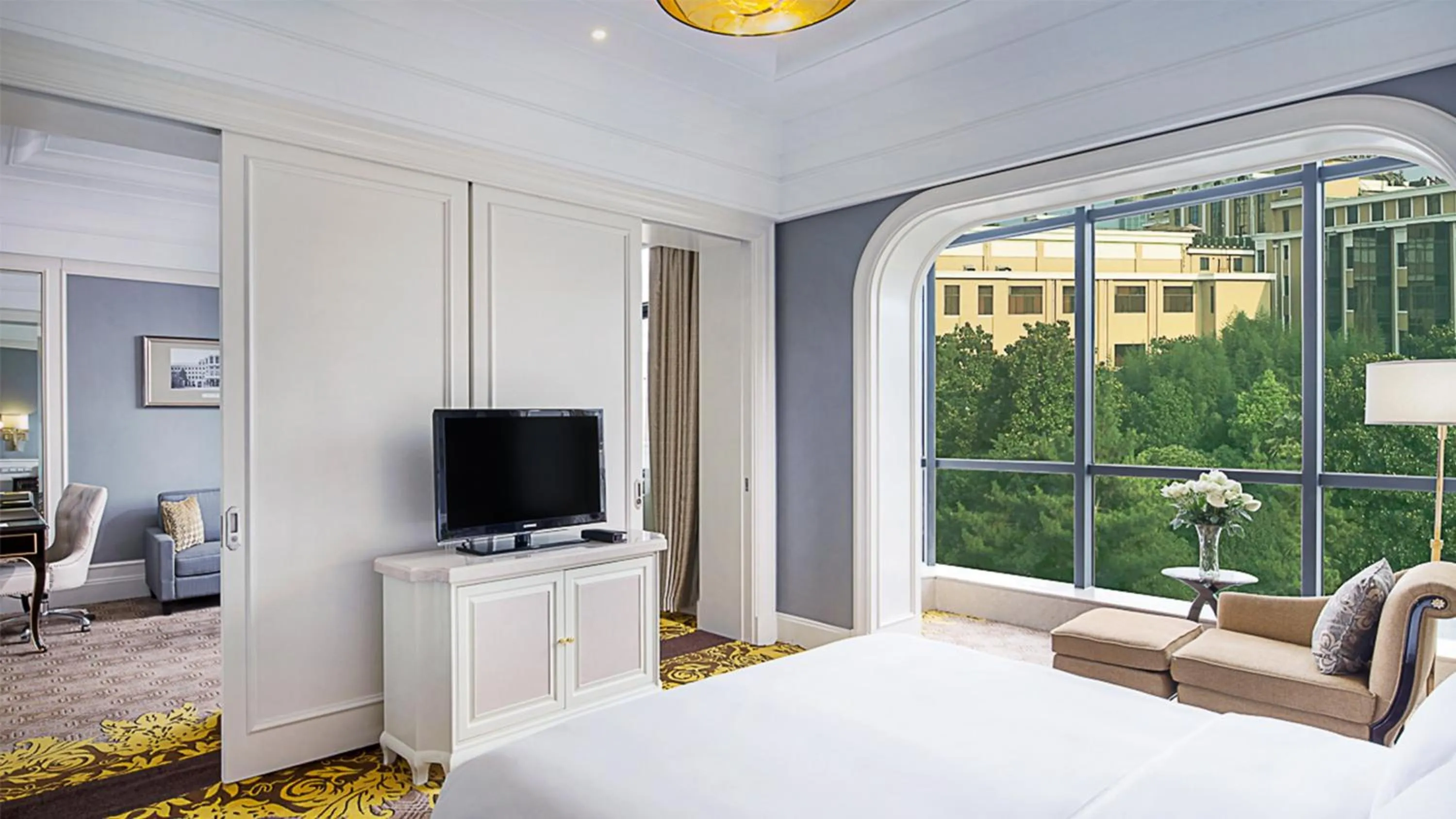 Photo of the whole room, Bed in Crowne Plaza Zhengzhou by IHG