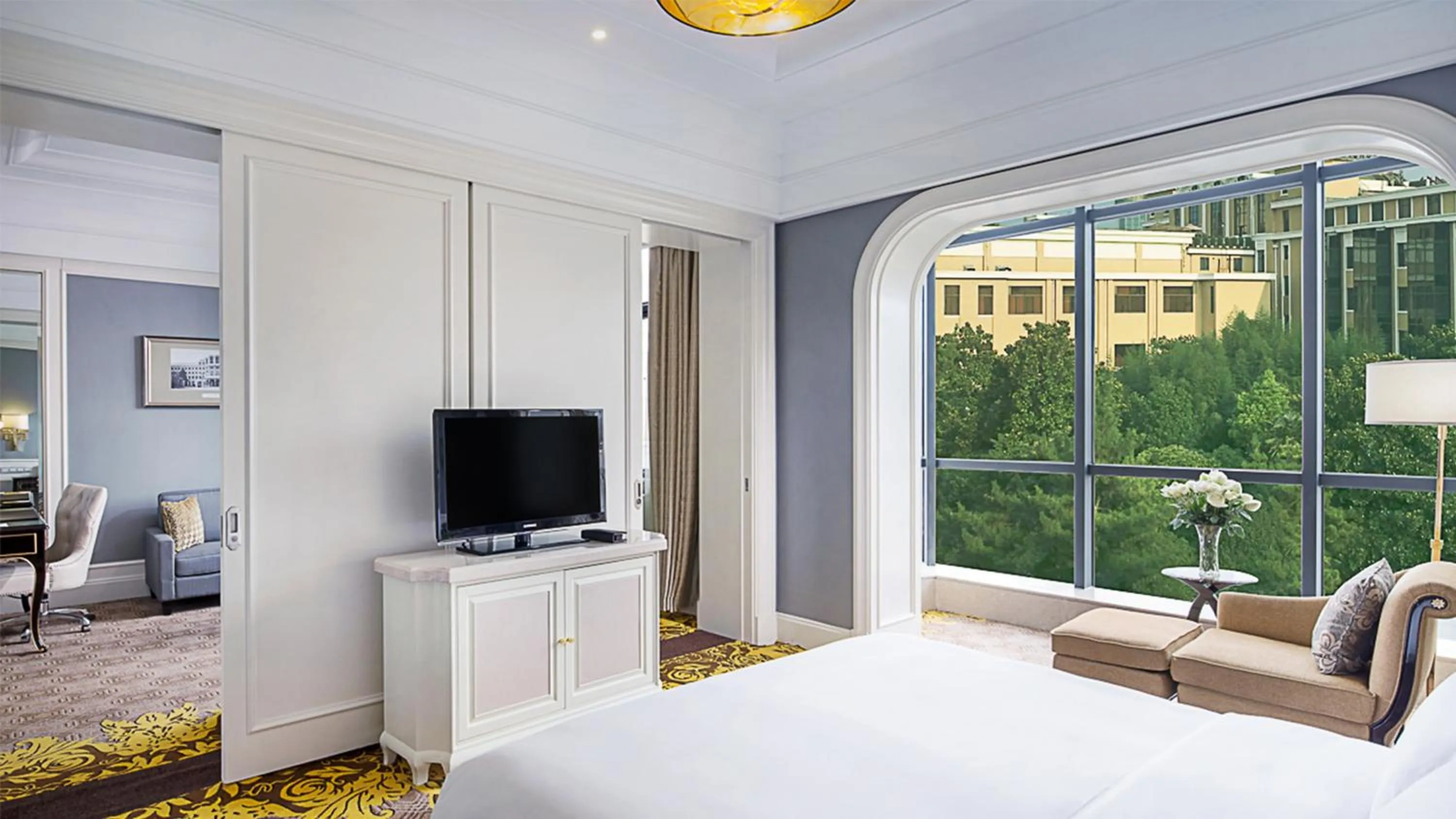 Photo of the whole room, Bed in Crowne Plaza Zhengzhou by IHG