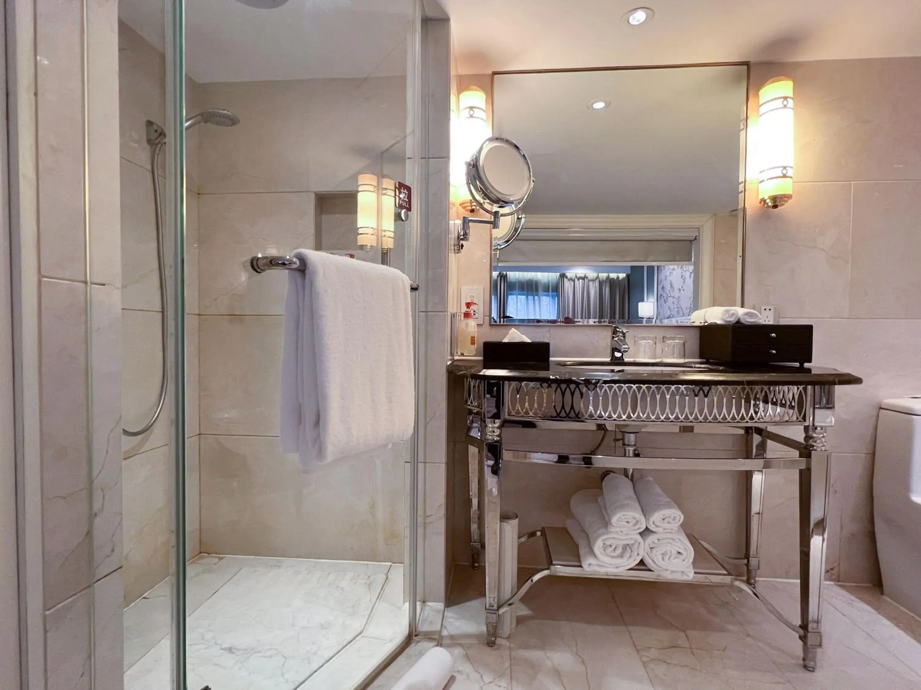 Junior King Suite Loft with One King and Two Twin Beds - Lounge Access in Crowne Plaza Zhengzhou by IHG Junior King Suite Loft with One King and Two Twin Beds - Lounge Access in Crowne Plaza Zhengzhou by IHG