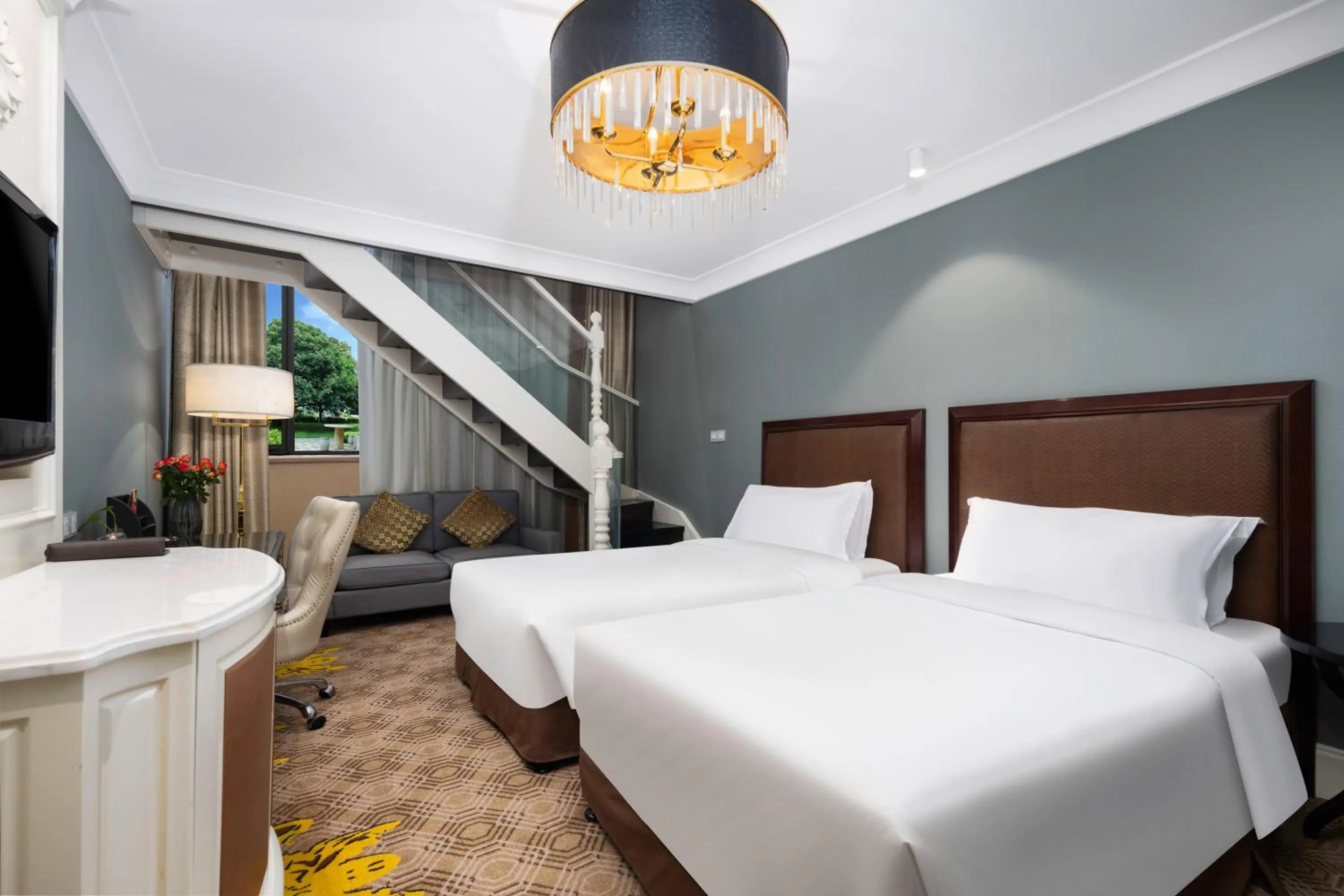 Bedroom, Bed in Crowne Plaza Zhengzhou by IHG